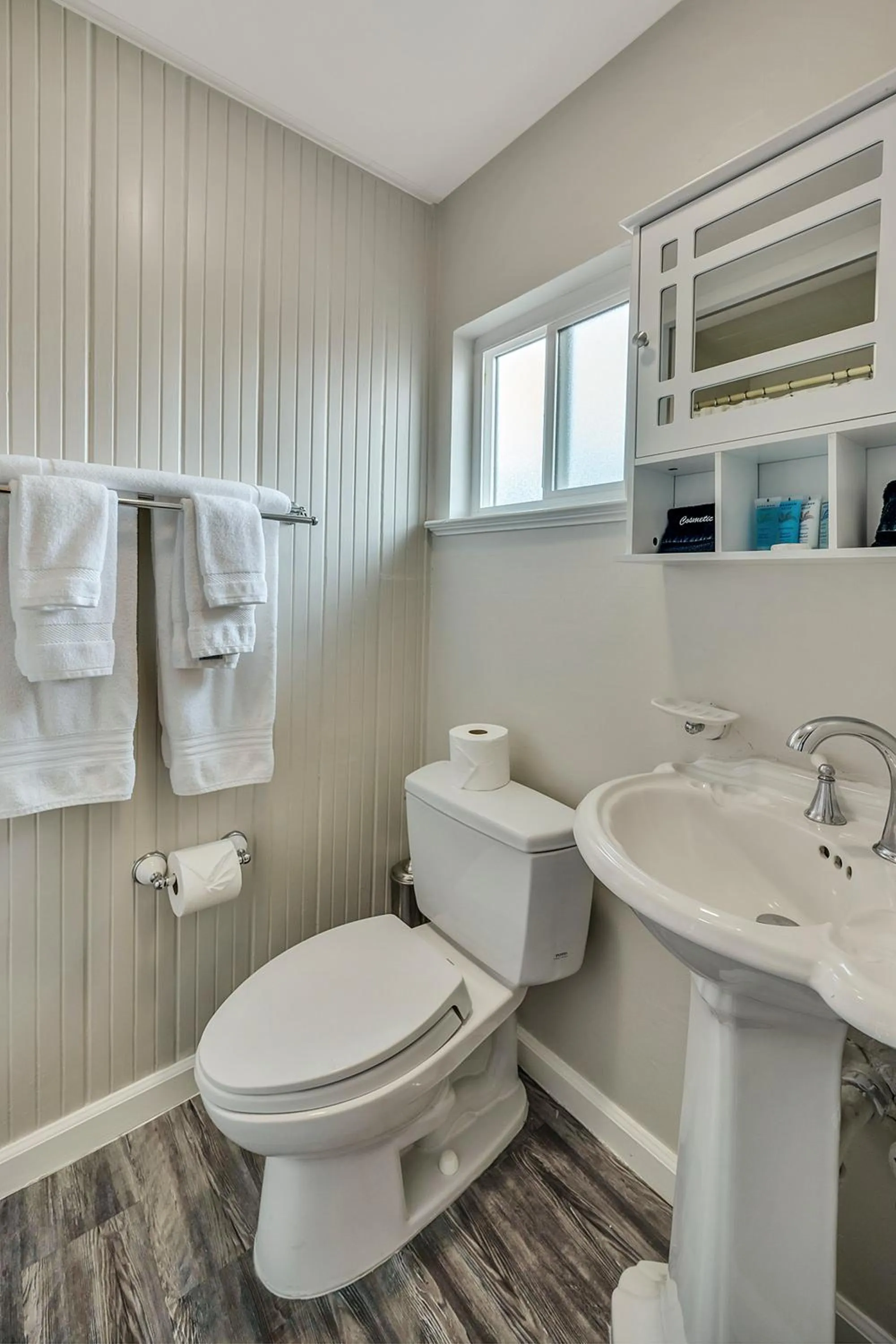 Bathroom in Calistoga Wine Way Inn