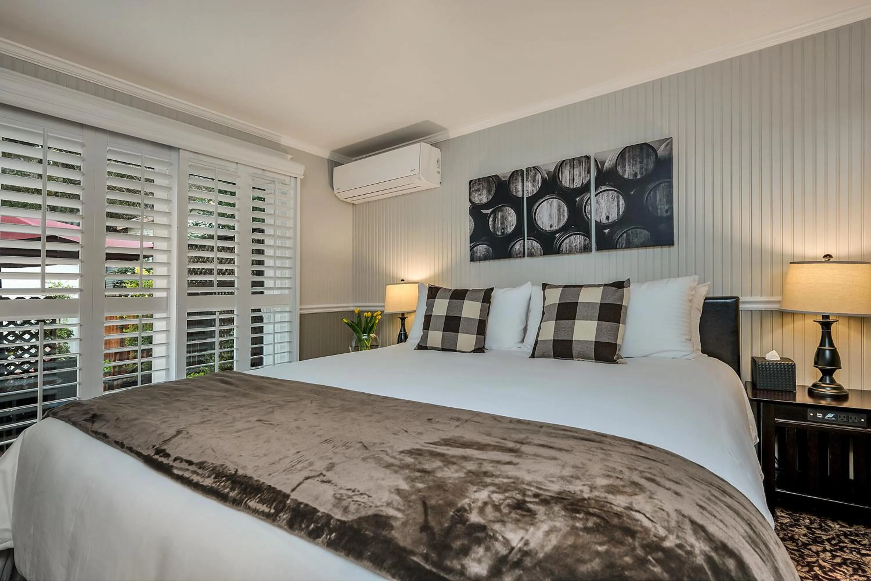 Patio, Bed in Calistoga Wine Way Inn