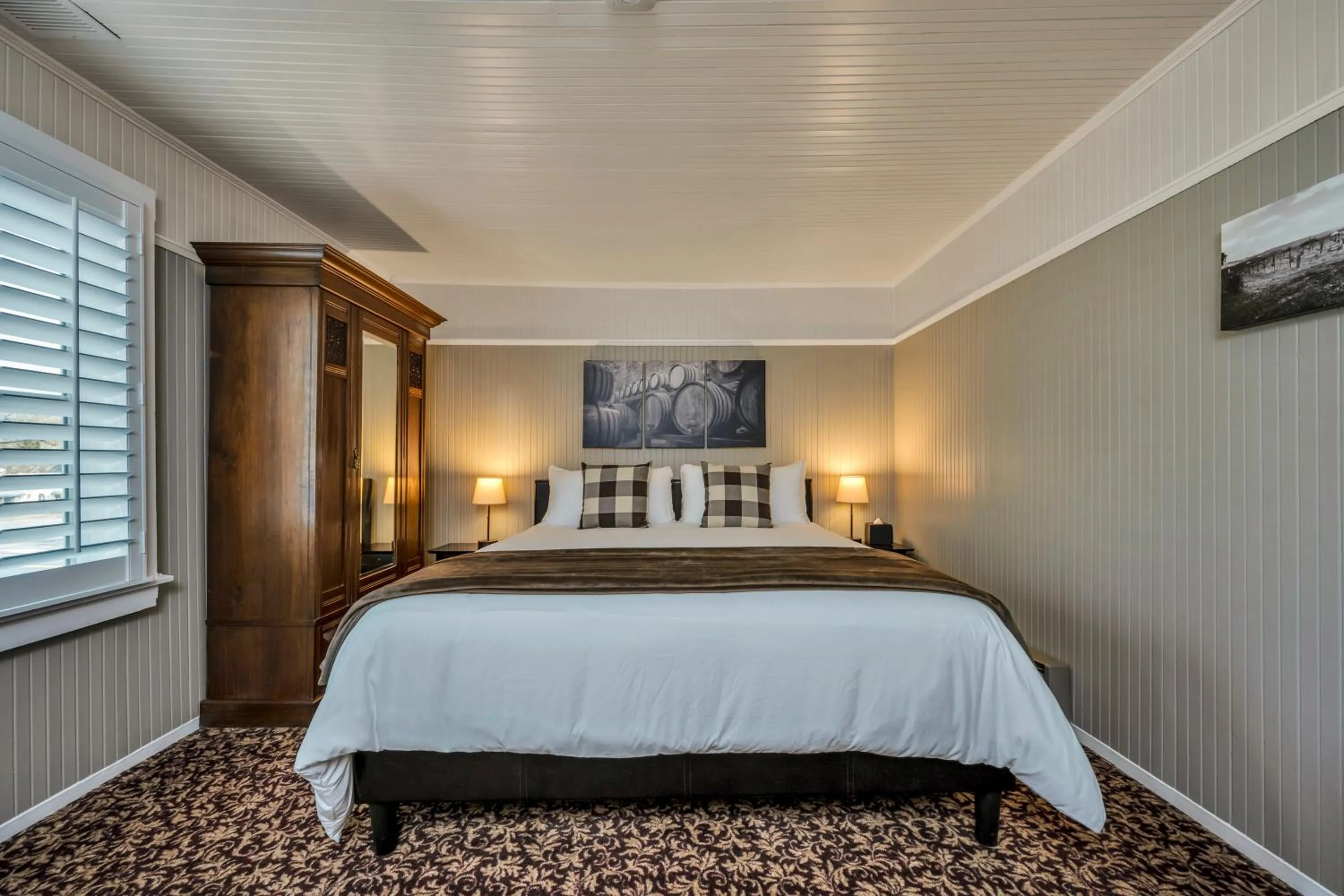 Bed in Calistoga Wine Way Inn