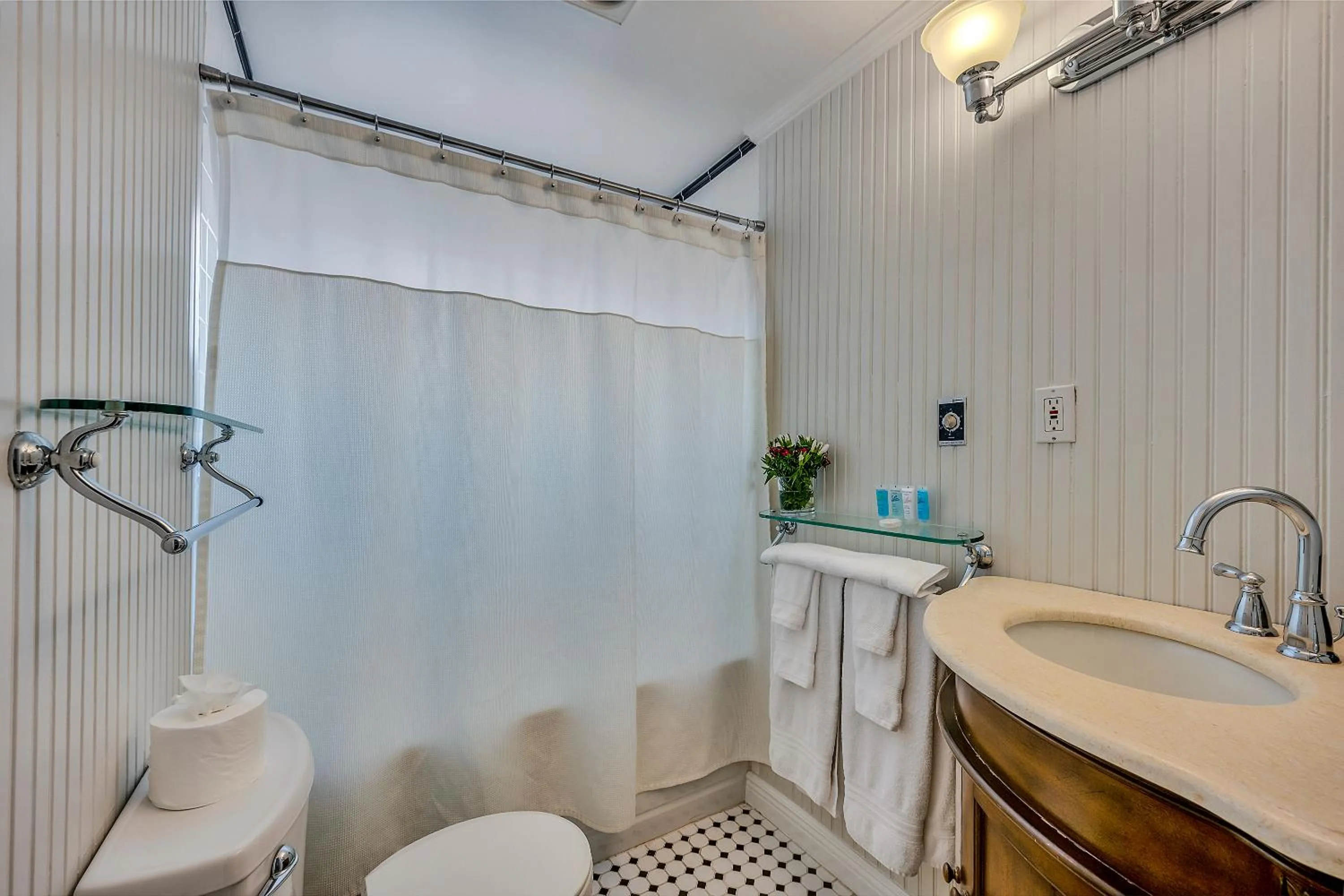 Shower in Calistoga Wine Way Inn