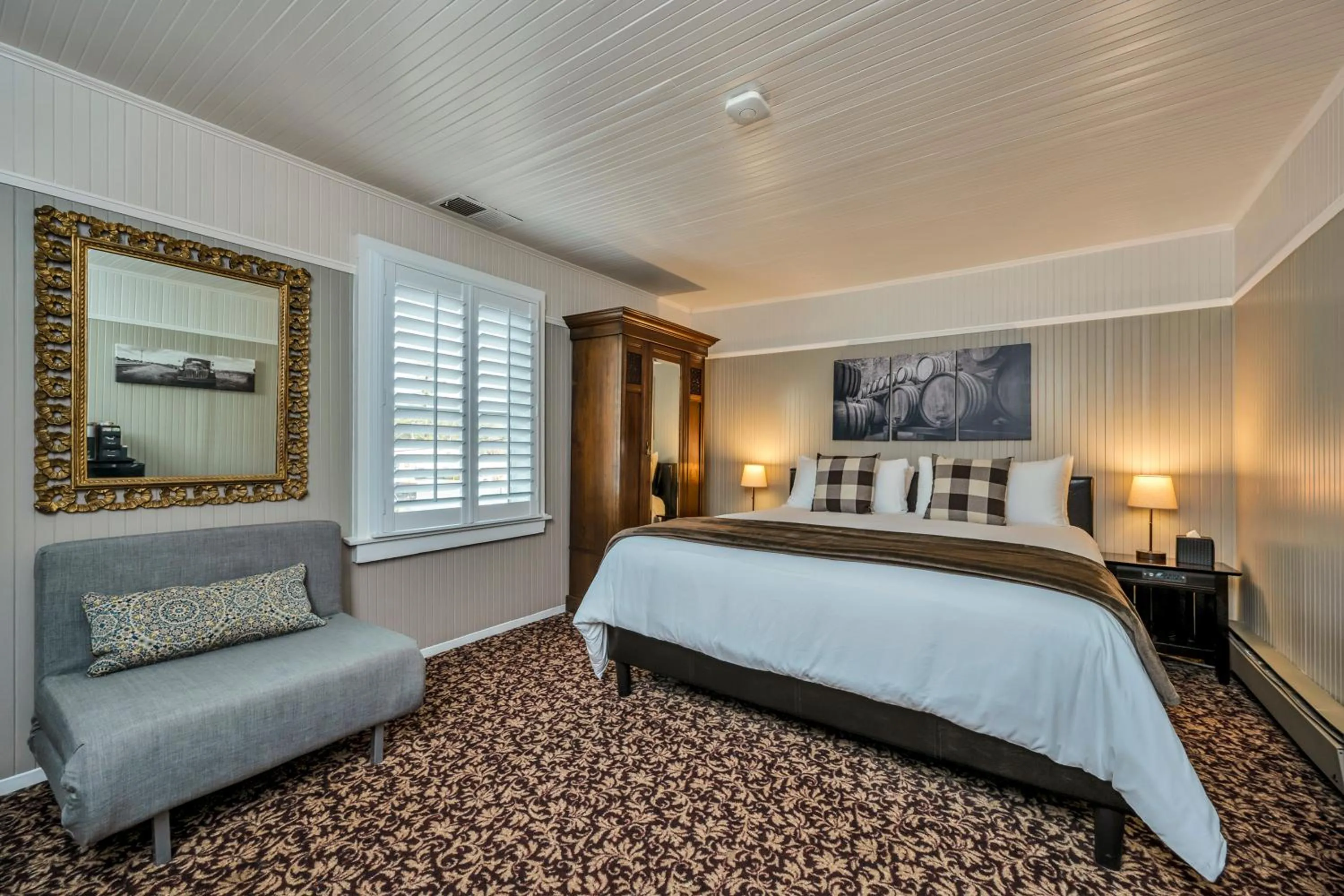 Bed in Calistoga Wine Way Inn