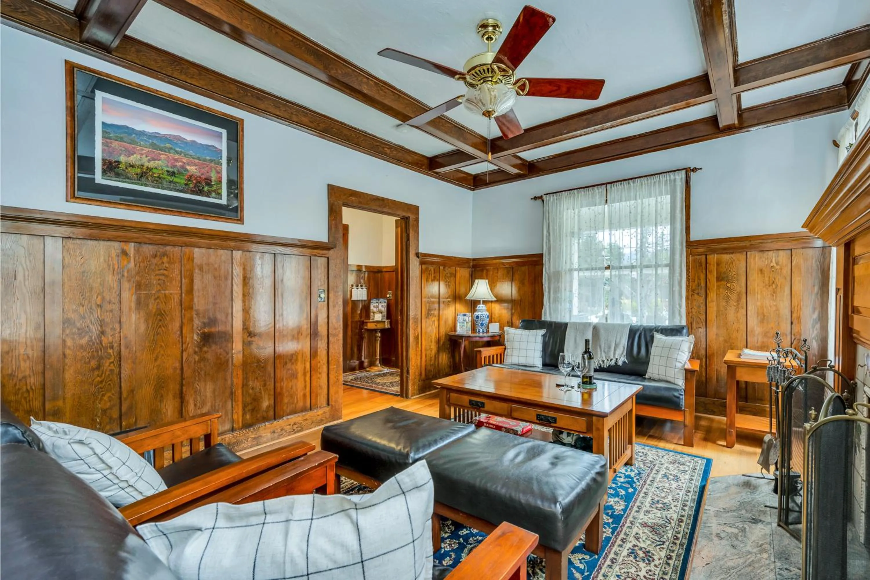 Living room in Calistoga Wine Way Inn