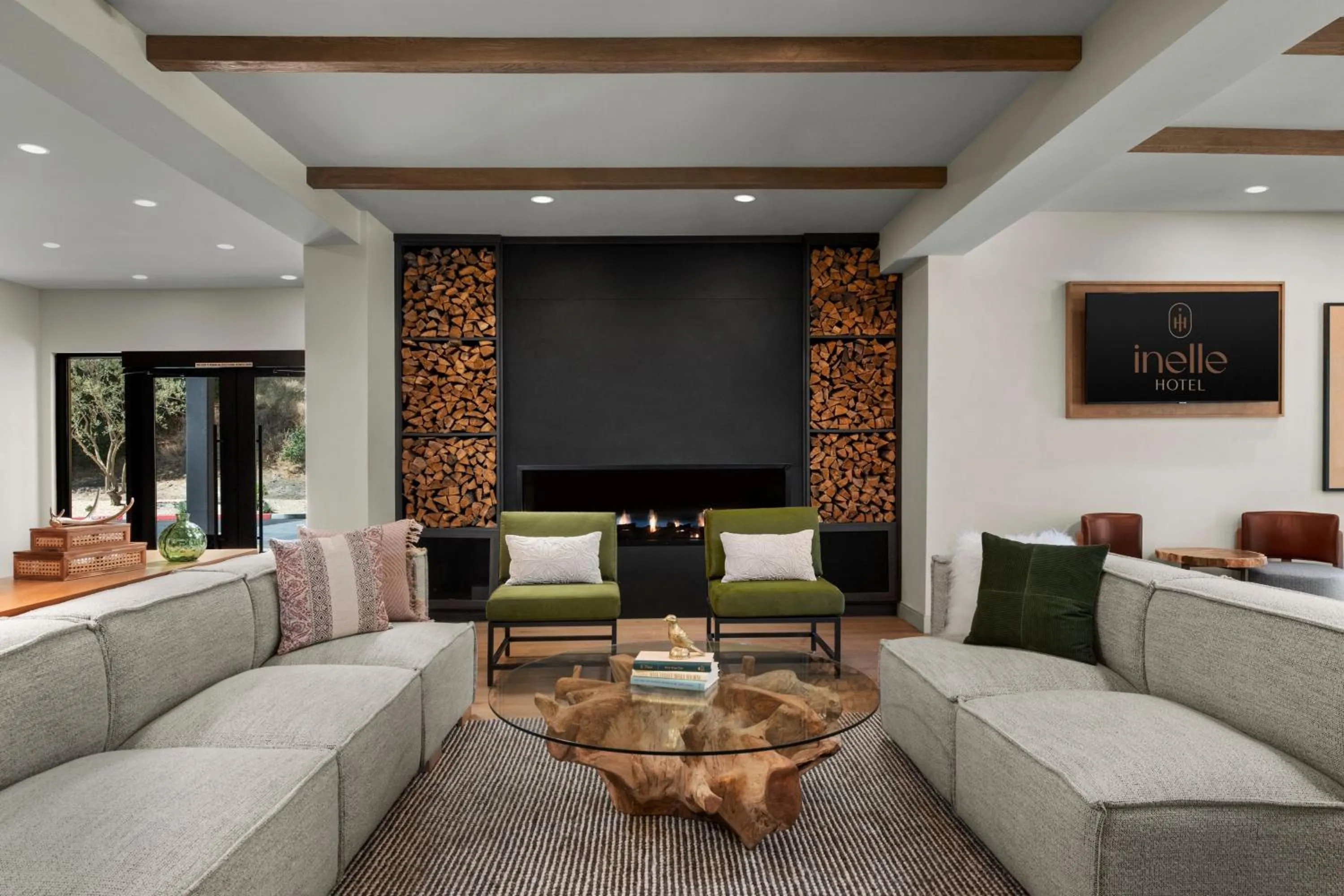 Lobby or reception in The Inelle, Oakhurst Yosemite, a Tribute Portfolio Hotel