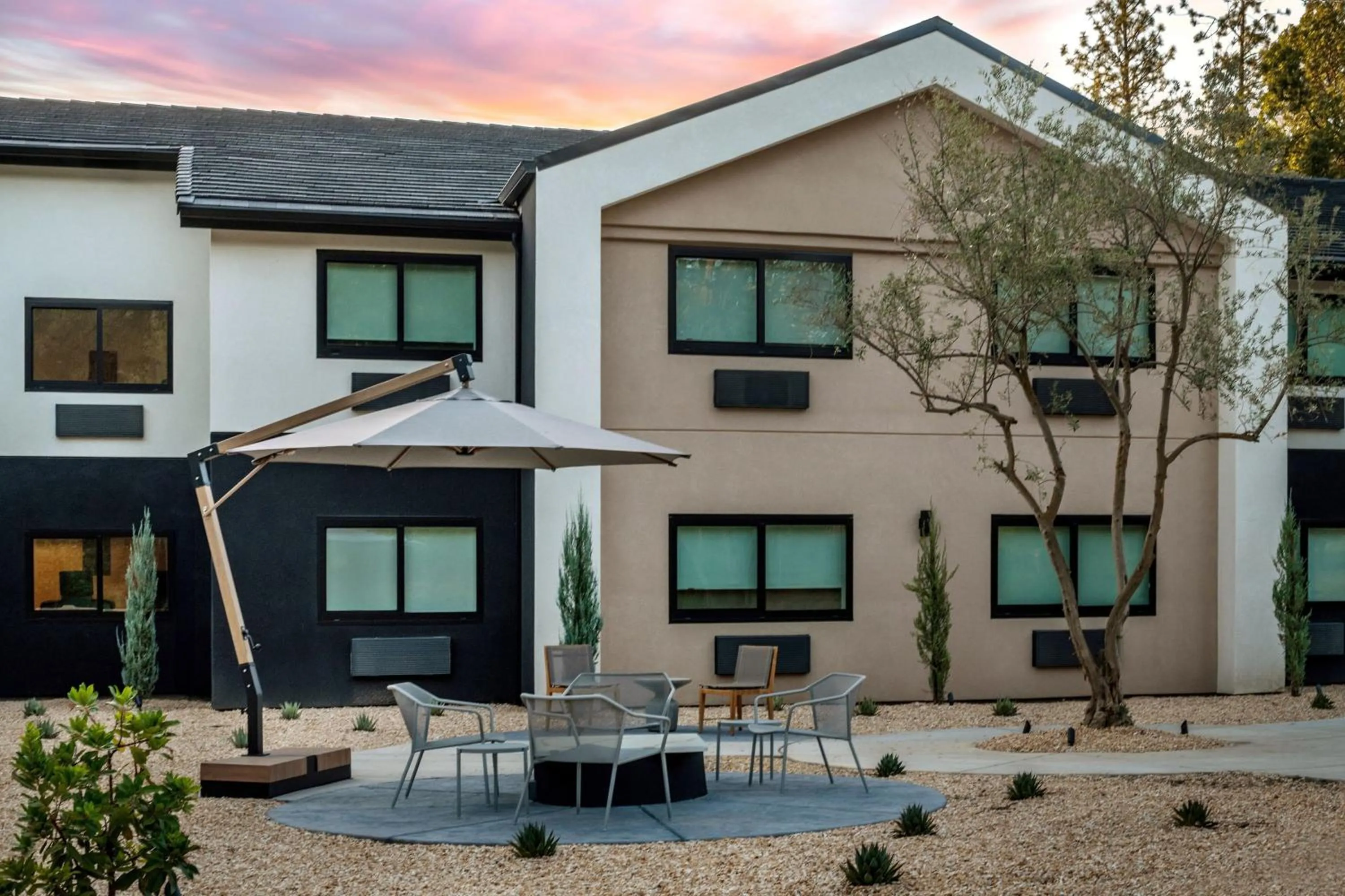 Property building in The Inelle, Oakhurst Yosemite, a Tribute Portfolio Hotel