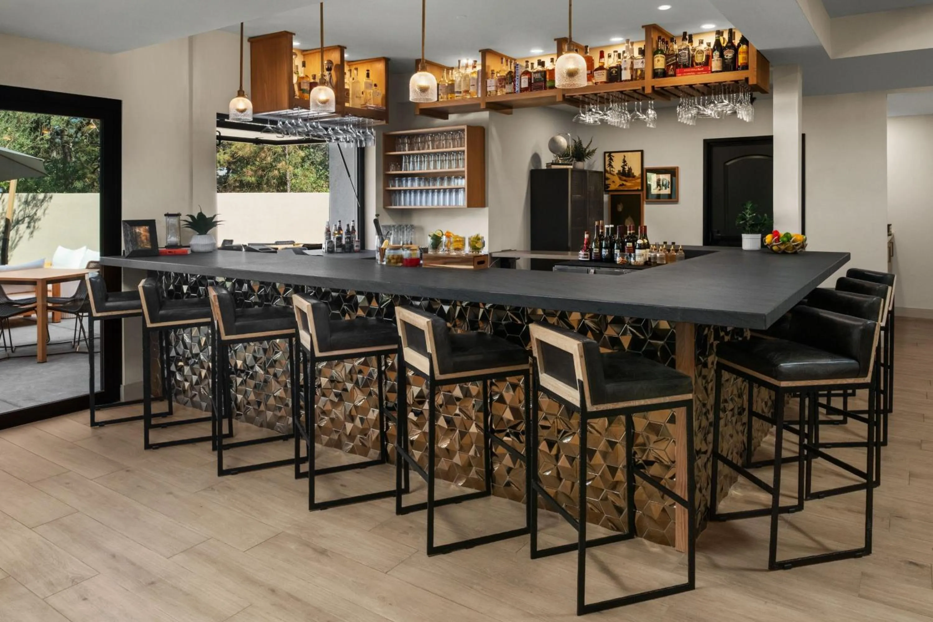 Lounge or bar in The Inelle, Oakhurst Yosemite, a Tribute Portfolio Hotel