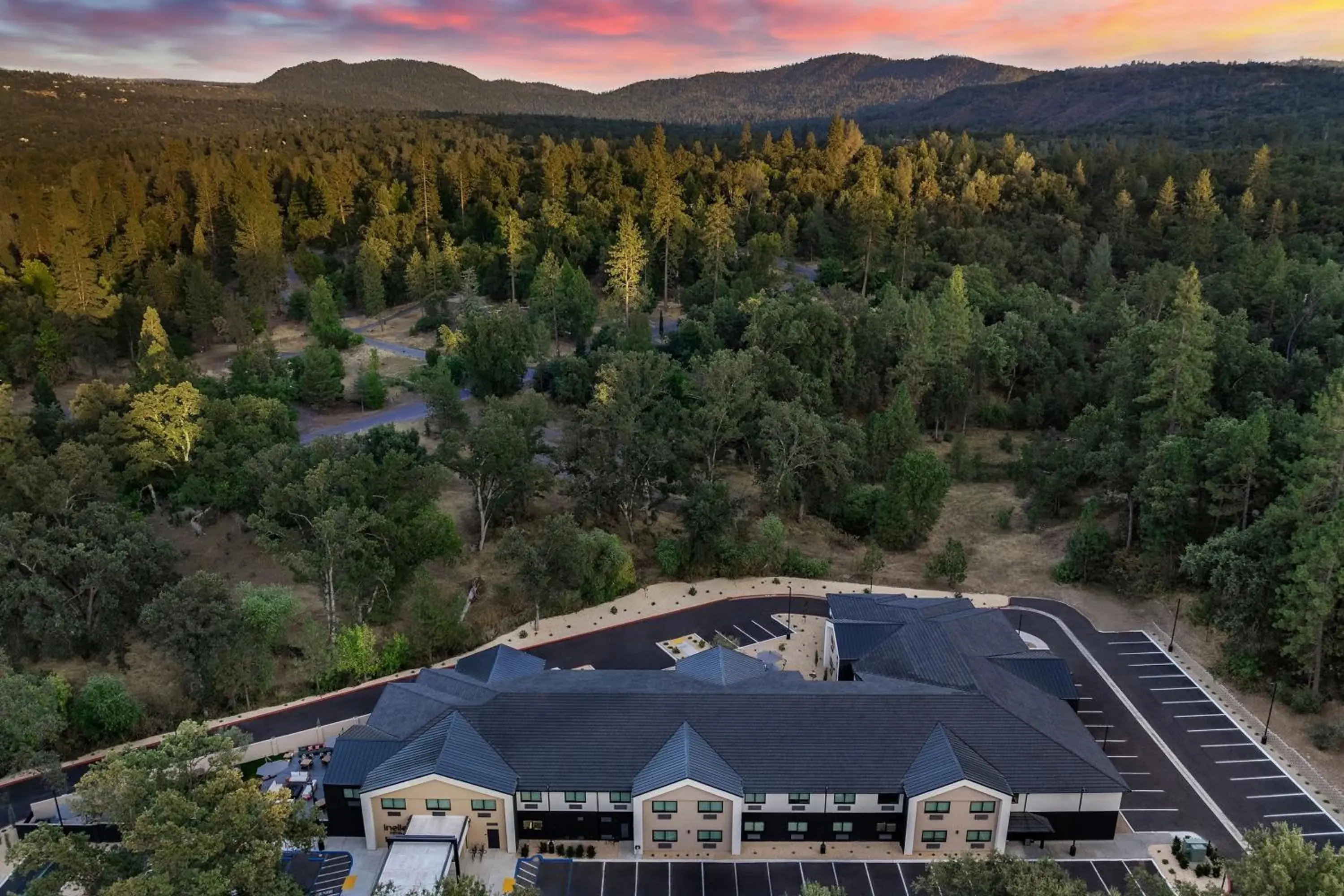 The Inelle, Oakhurst Yosemite, a Tribute Portfolio Hotel The Inelle, Oakhurst Yosemite, a Tribute Portfolio Hotel