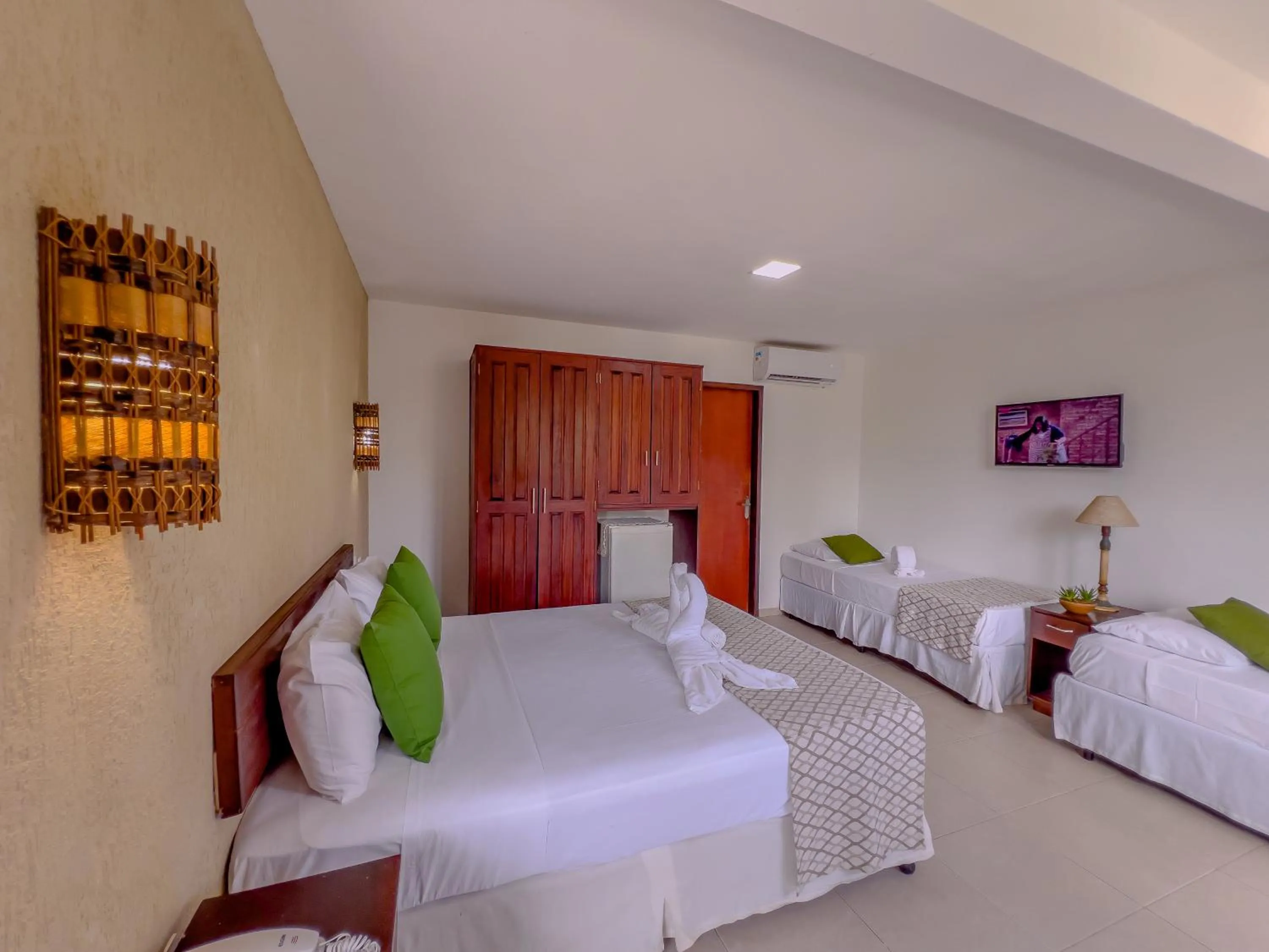 Photo of the whole room, Bed in Pousada Pérola do Porto