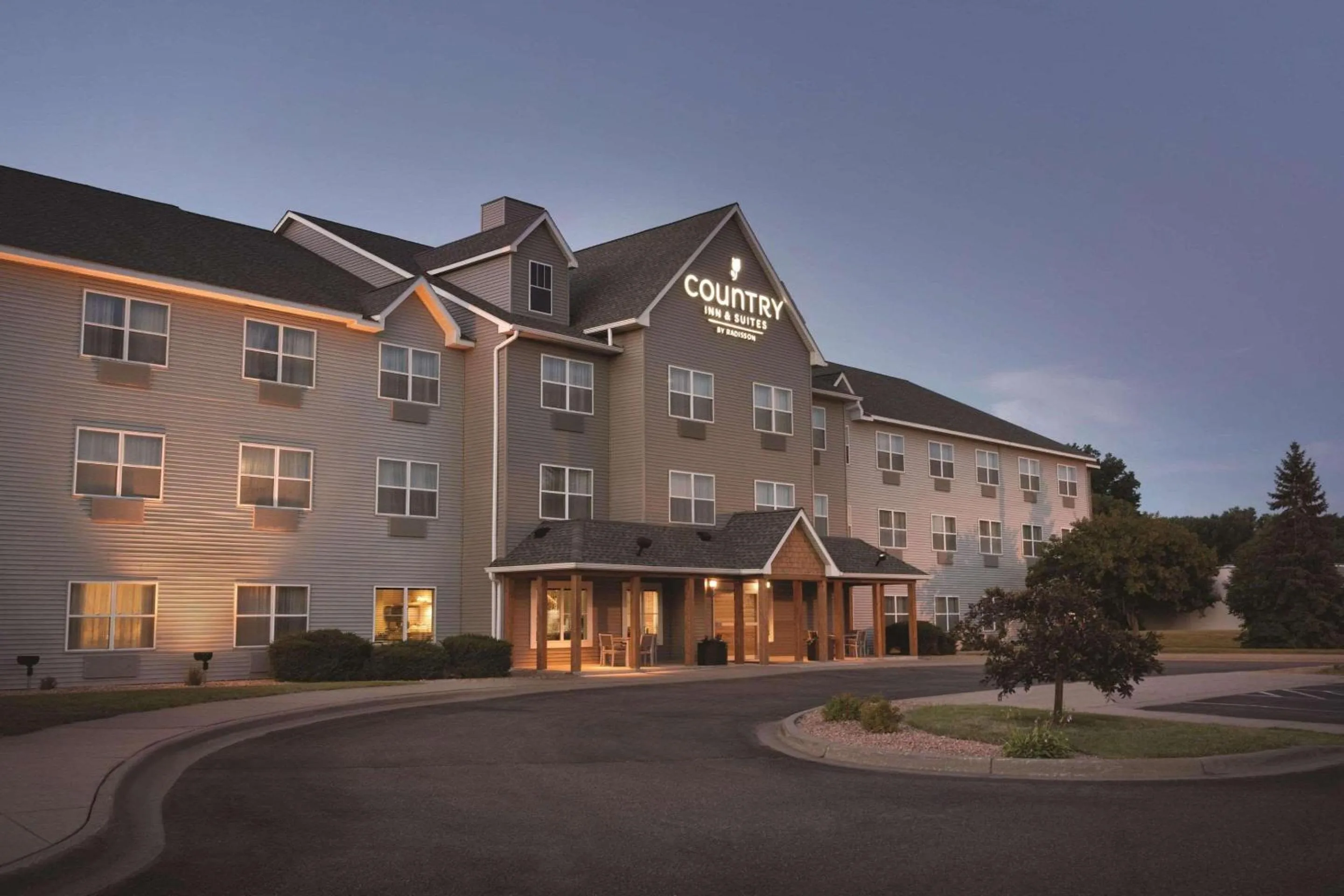 Property building in Country Inn & Suites by Radisson, Brooklyn Park - Brooklyn Center, MN