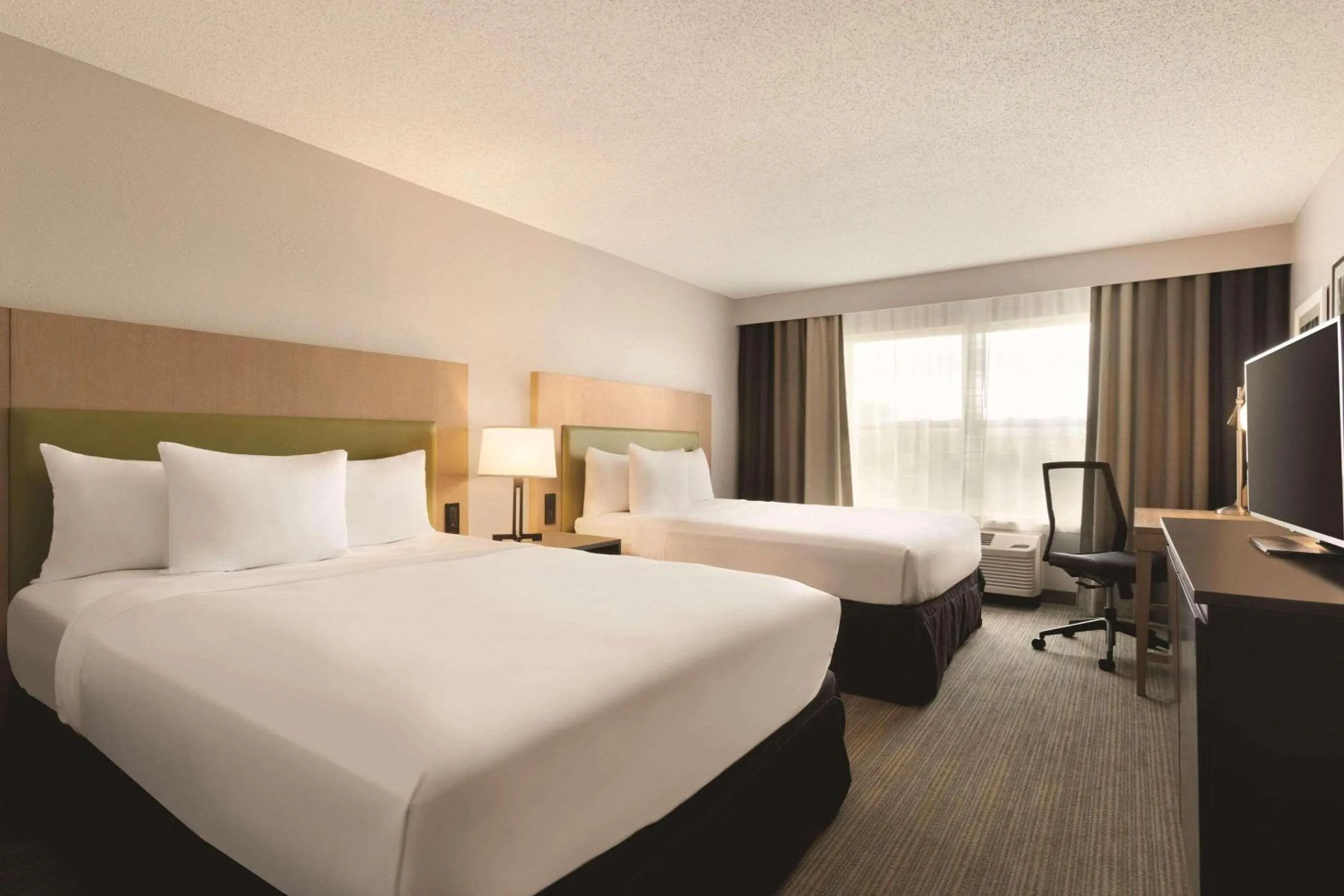 Bedroom, Bed in Country Inn & Suites by Radisson, Brooklyn Park - Brooklyn Center, MN