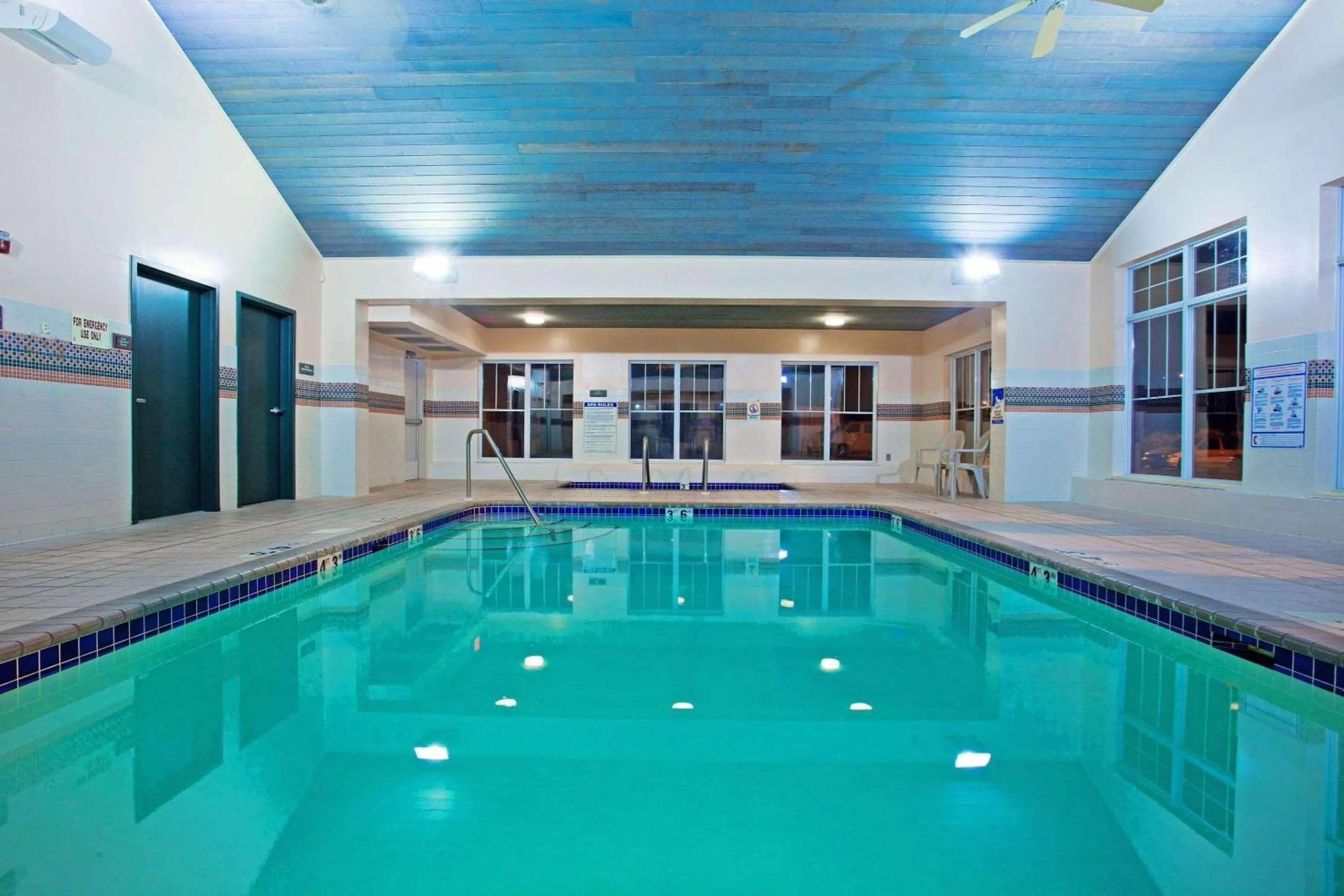 Swimming pool in Country Inn & Suites by Radisson, Brooklyn Park - Brooklyn Center, MN