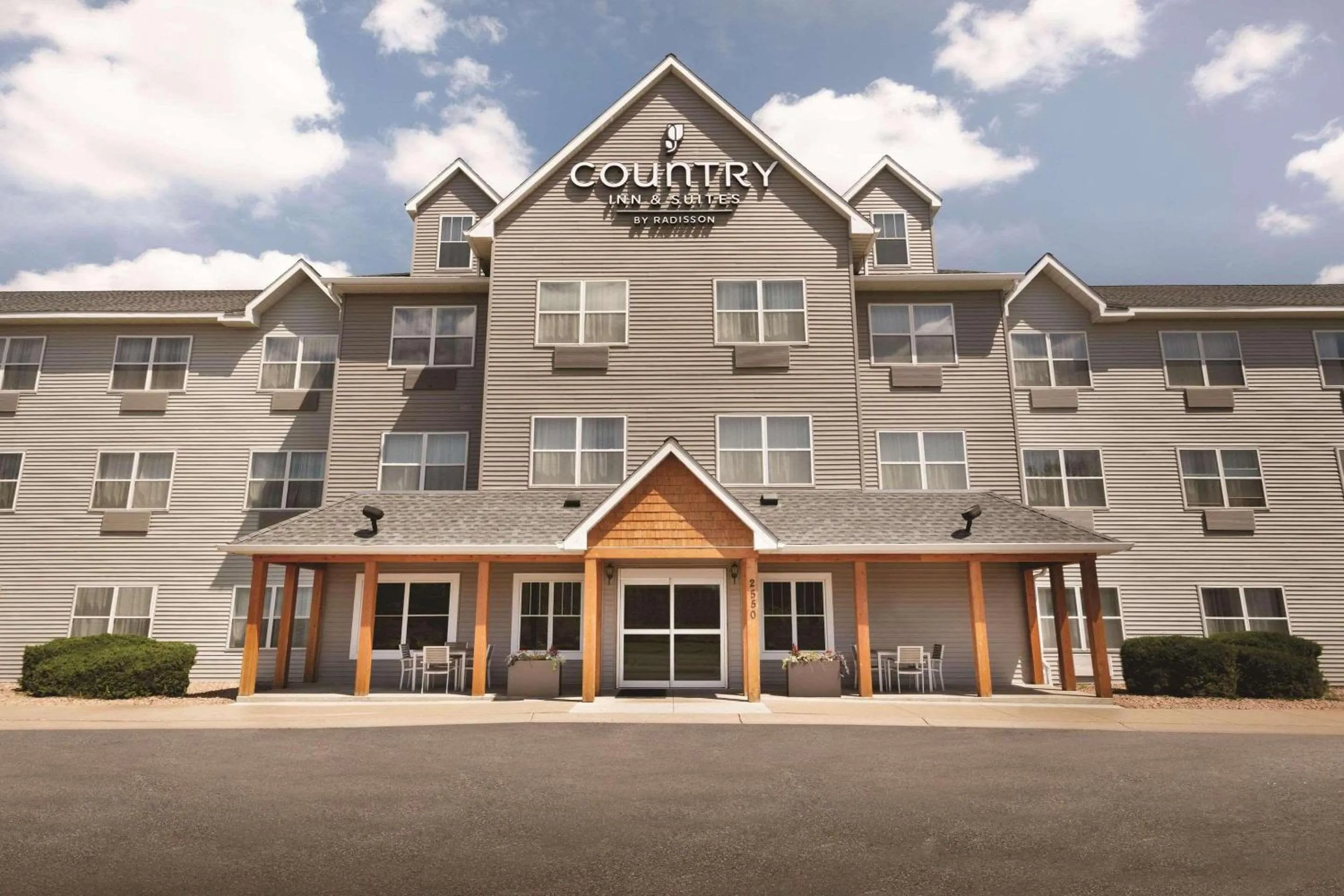 Property building in Country Inn & Suites by Radisson, Brooklyn Park - Brooklyn Center, MN