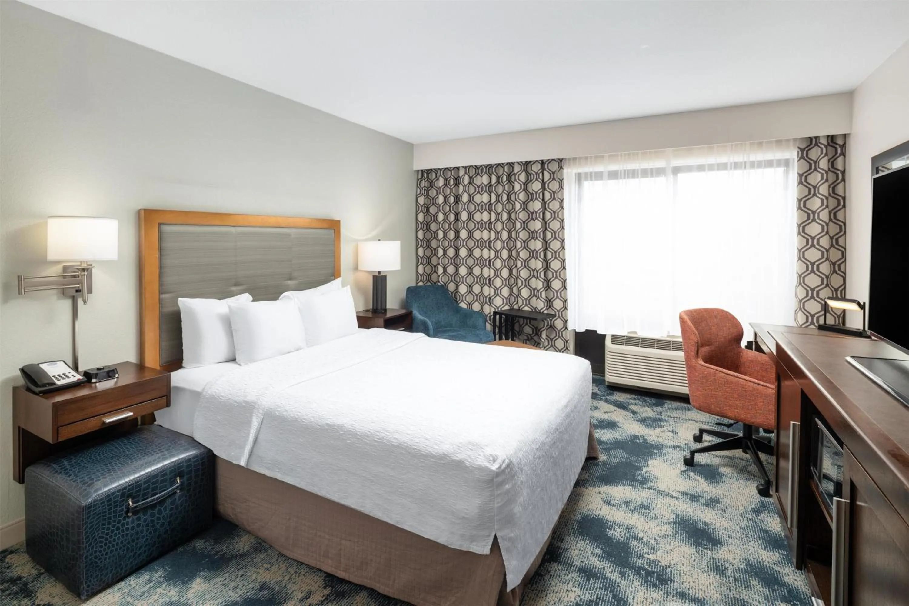 Bed in Hampton Inn Portland East