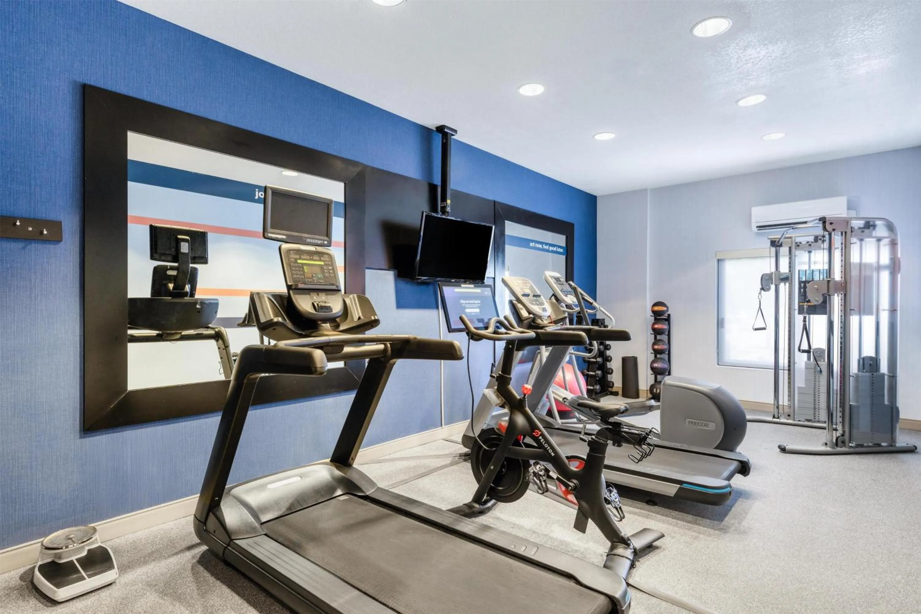 Fitness centre/facilities in Hampton Inn Portland East