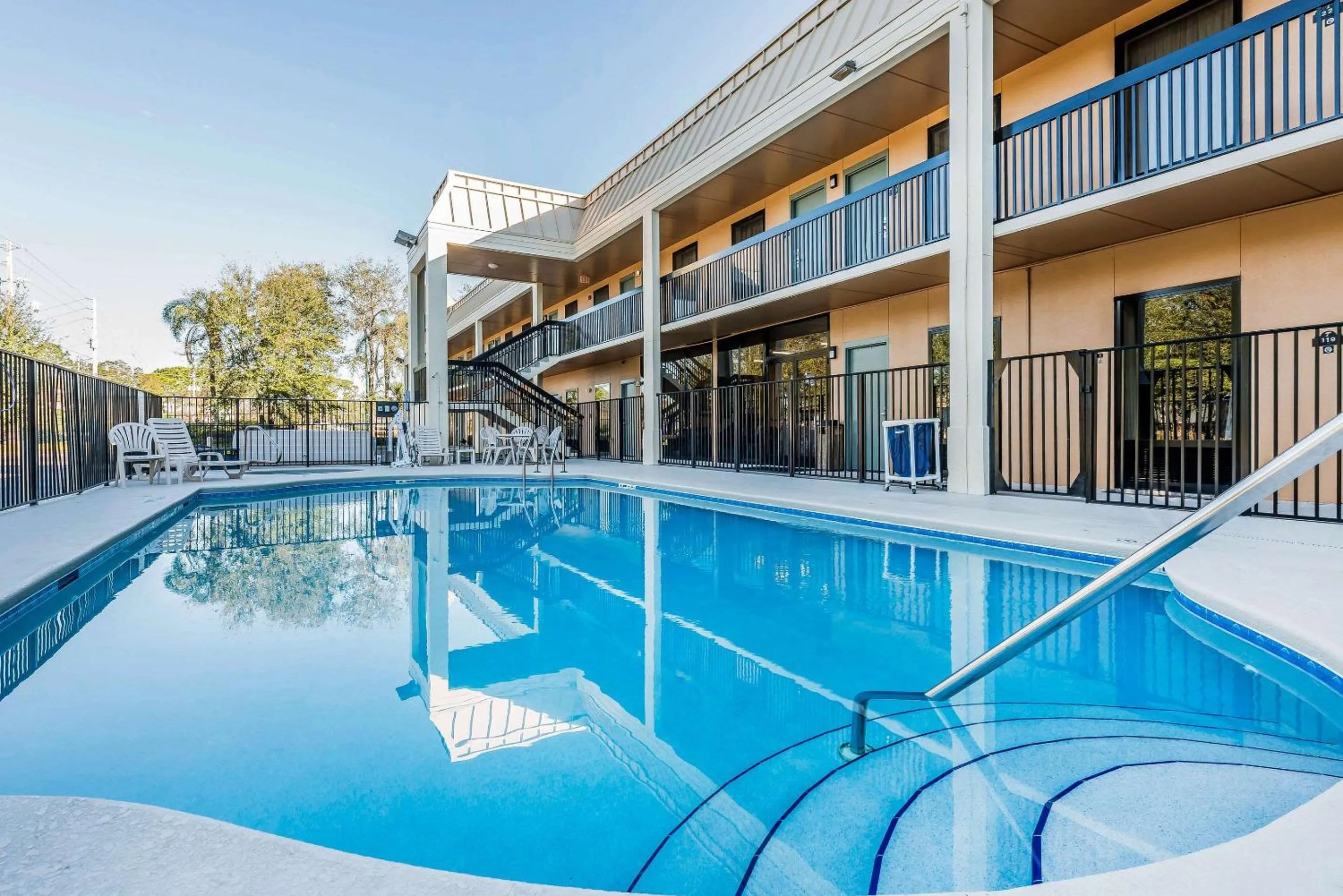 Swimming pool in Quality Inn