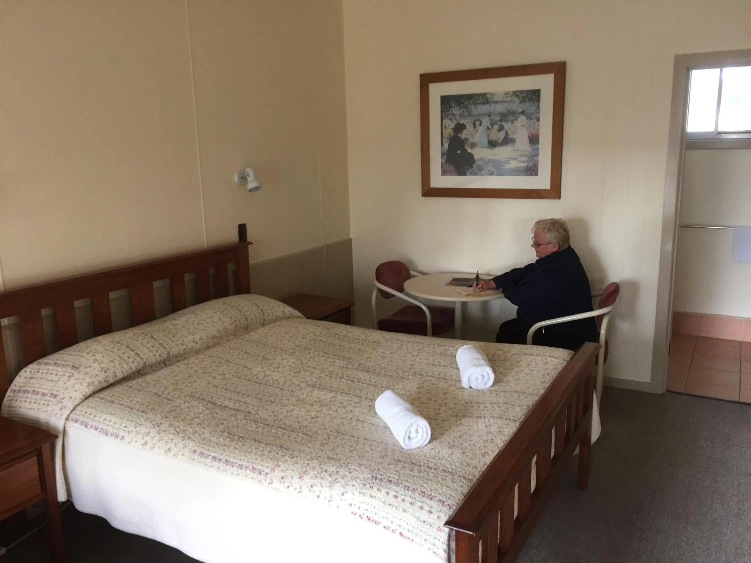 Property building, Bed in Woodmans Hill Motel