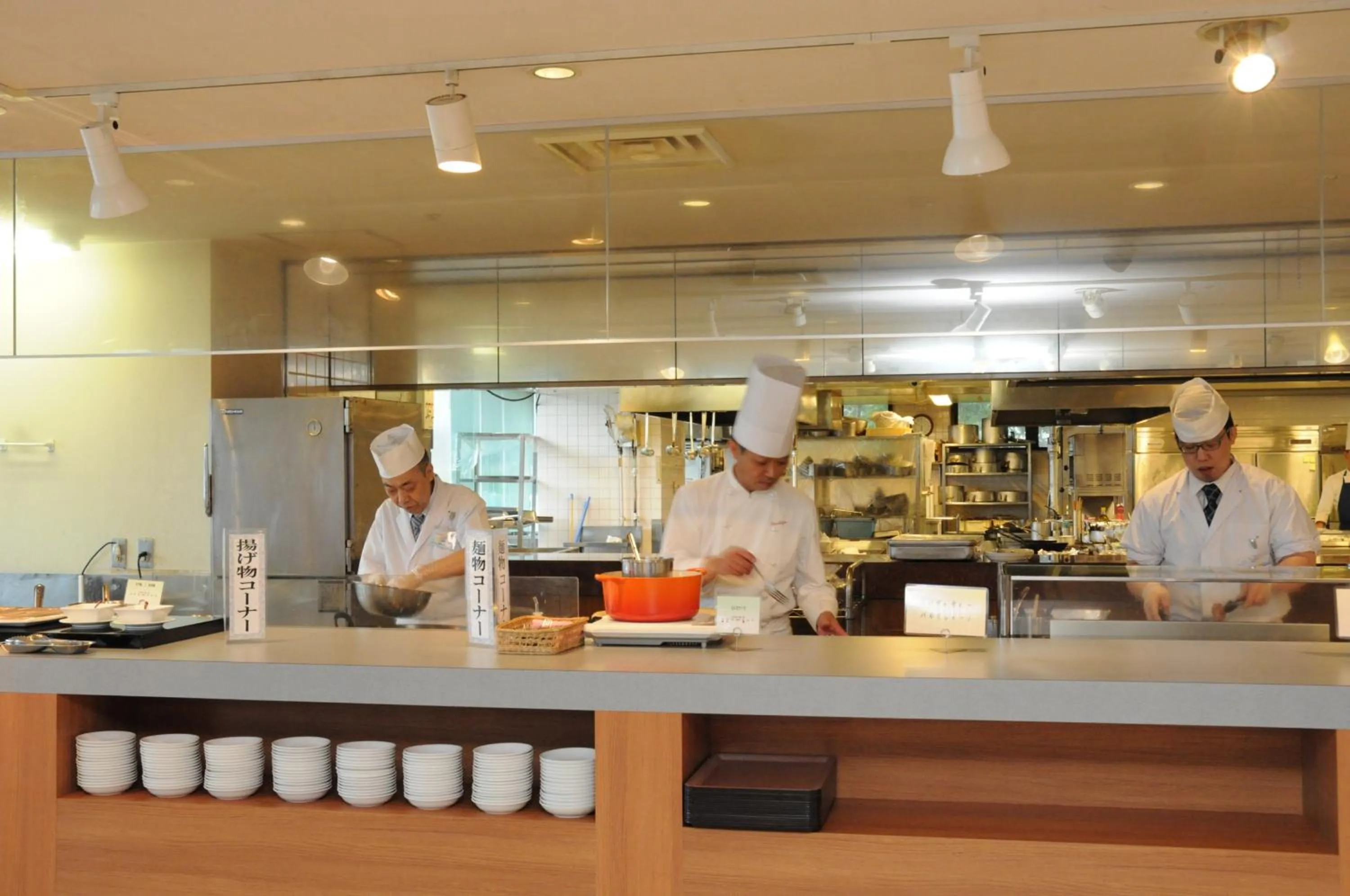 Restaurant/places to eat in New Akan Hotel