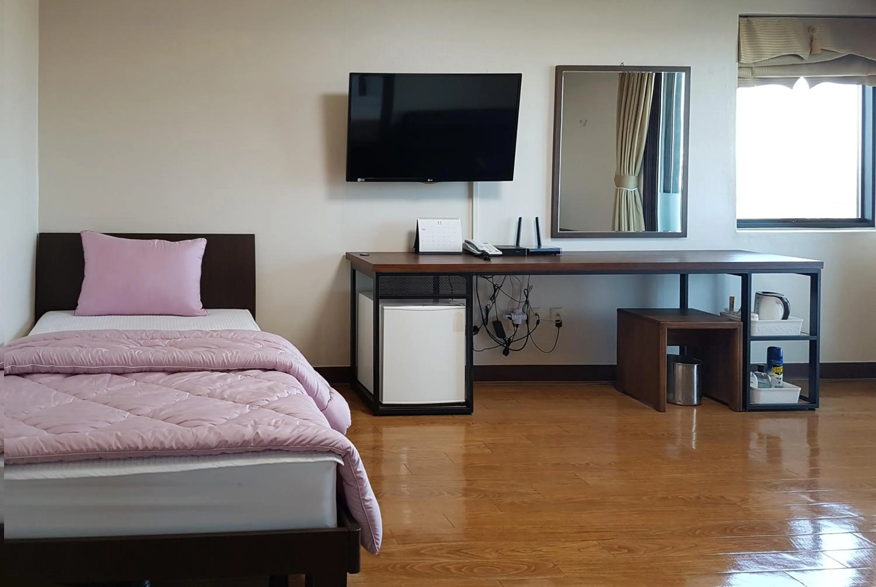 Decorative detail, Bed in Goodstay Motel Hill