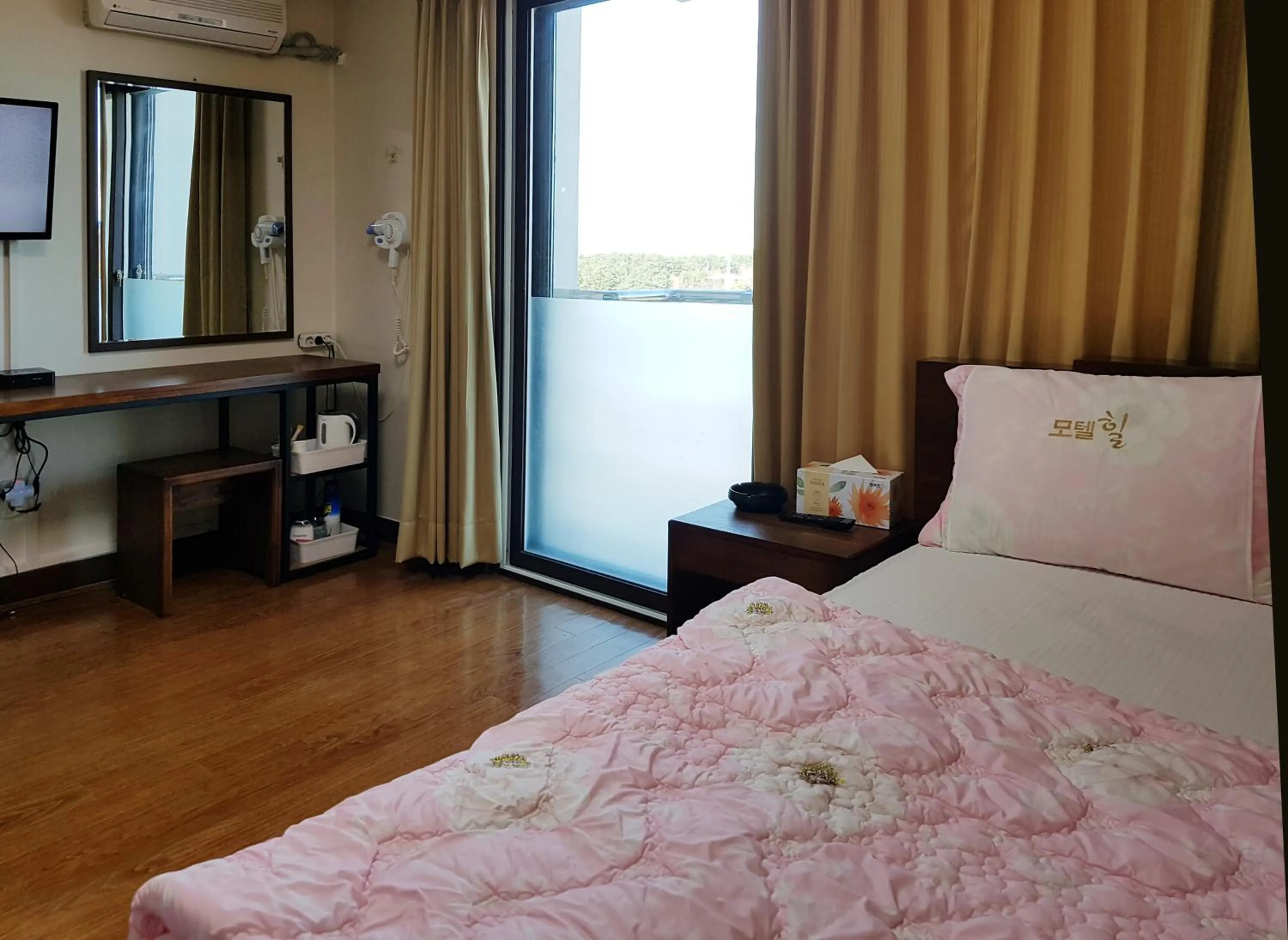 Decorative detail, Bed in Goodstay Motel Hill