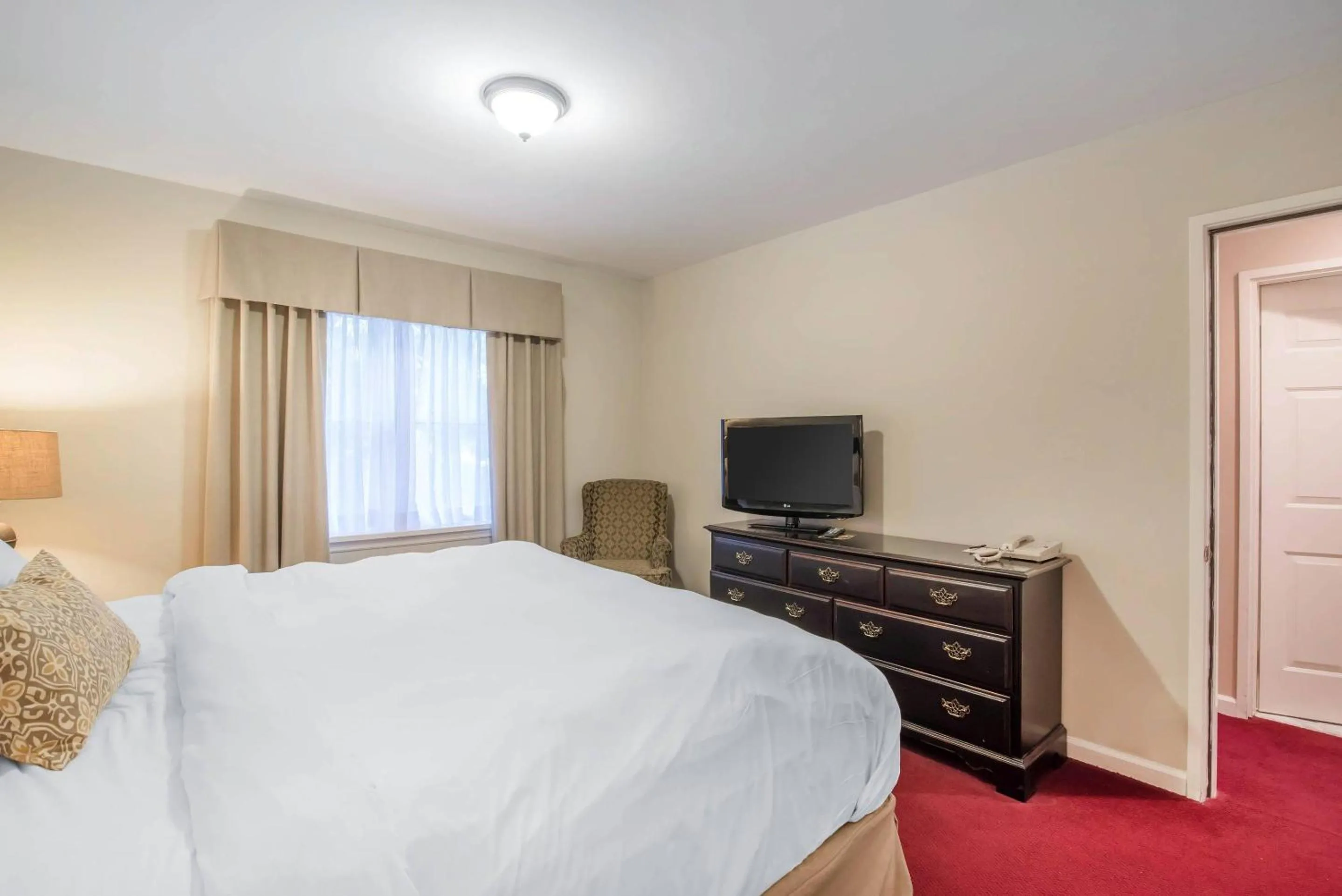 Bedroom, Bed in The Century House Latham - North Albany, an Ascend Collection Hotel