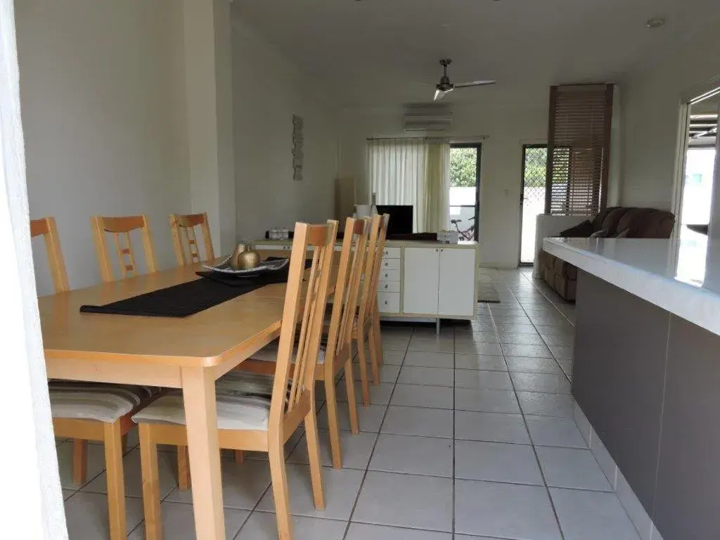 Three-Bedroom Apartment in Koola Beach Apartments Bargara Three-Bedroom Apartment in Koola Beach Apartments Bargara