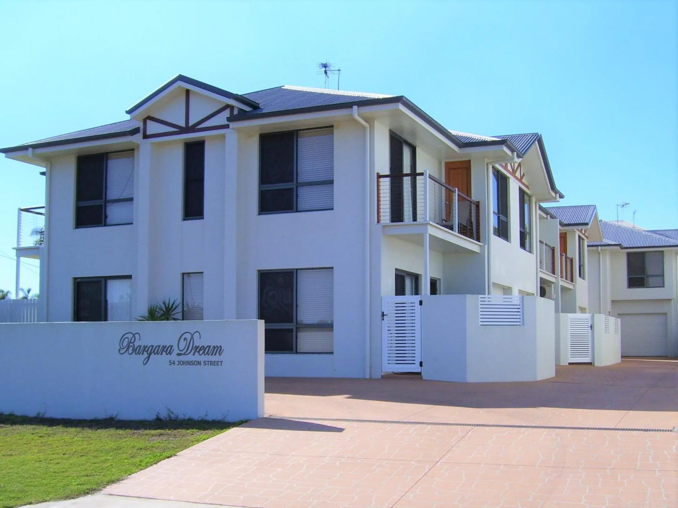 Three-Bedroom Apartment in Koola Beach Apartments Bargara