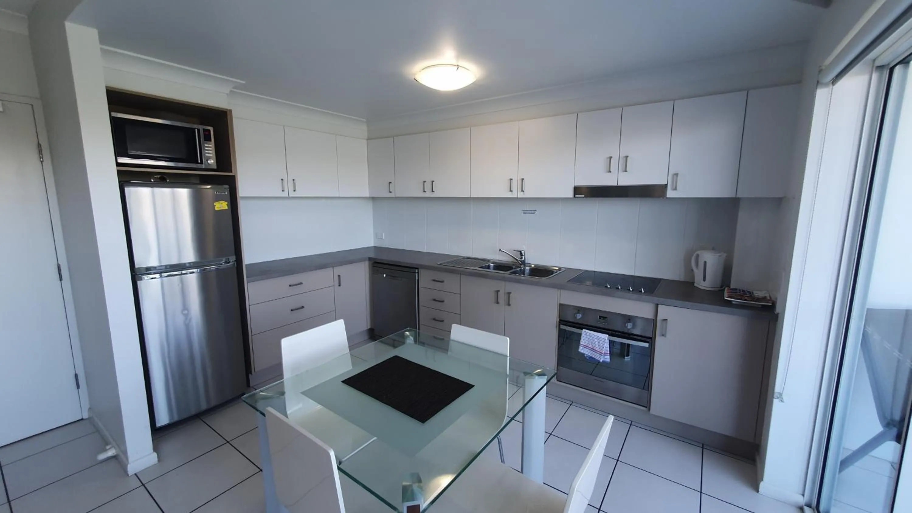 Kitchen or kitchenette in Koola Beach Apartments Bargara