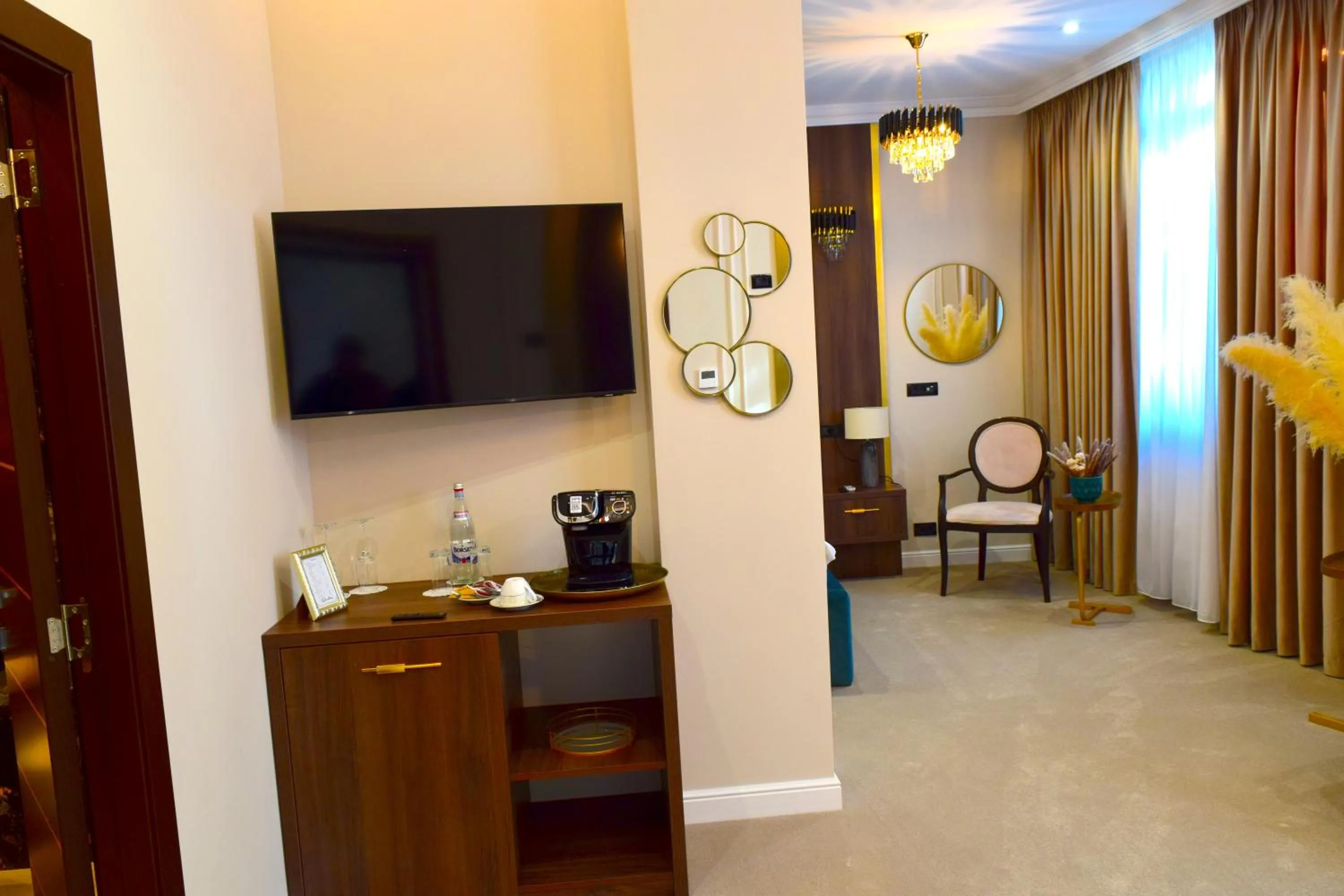 TV and multimedia in Hotel 5 Continents