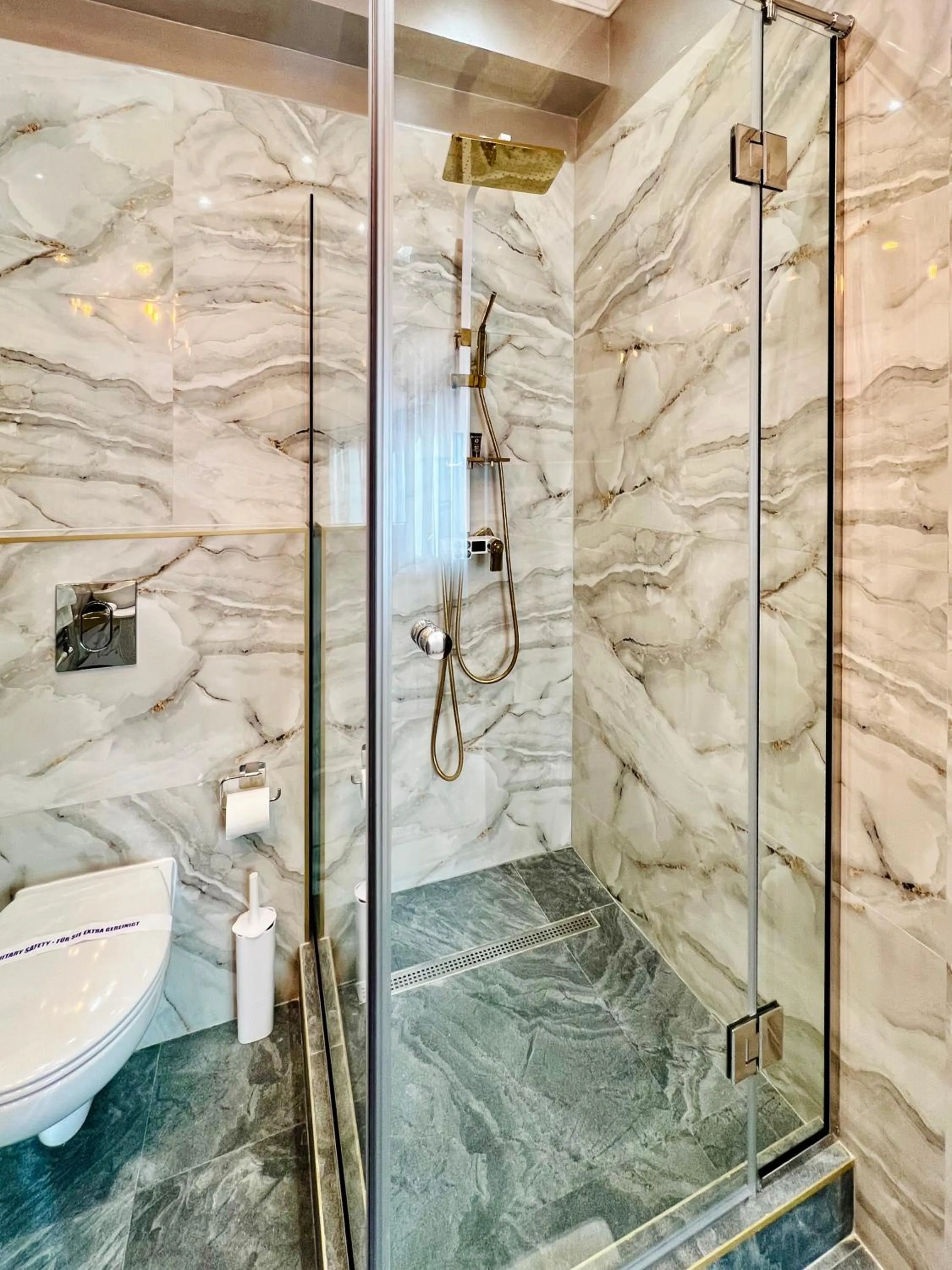 Shower in Hotel 5 Continents