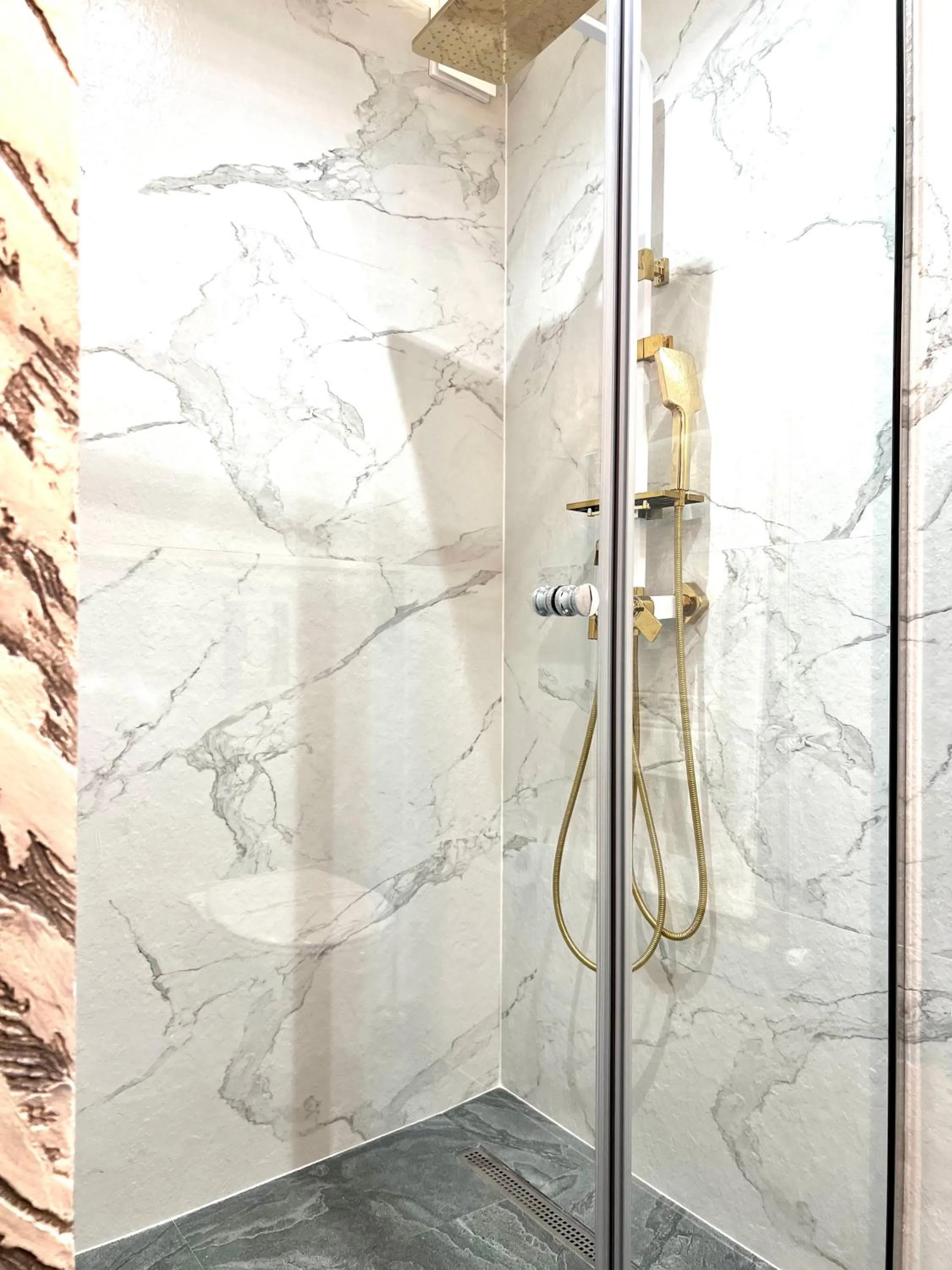 Shower in Hotel 5 Continents