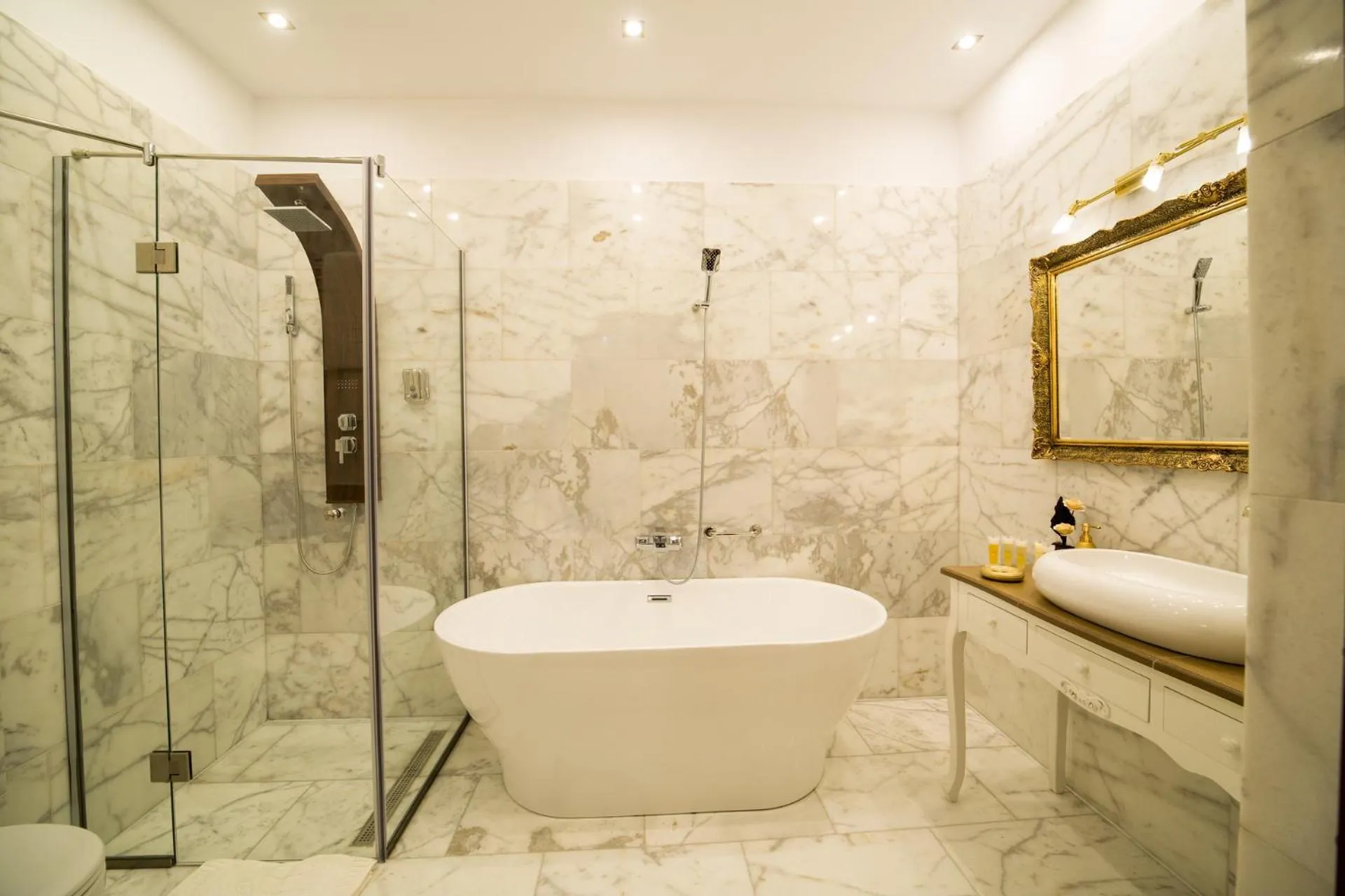 Shower in Hotel 5 Continents