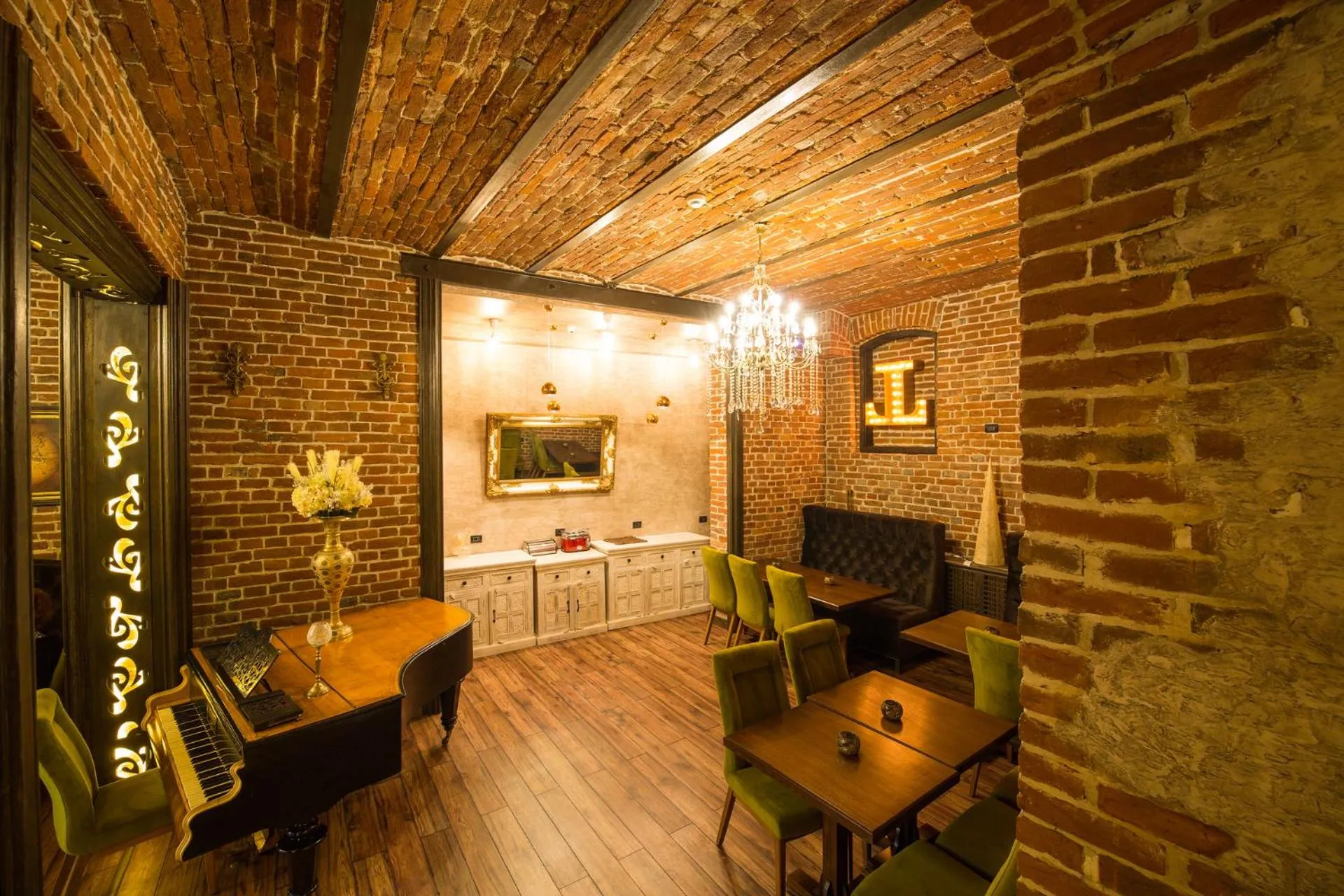 Restaurant/places to eat in Hotel 5 Continents