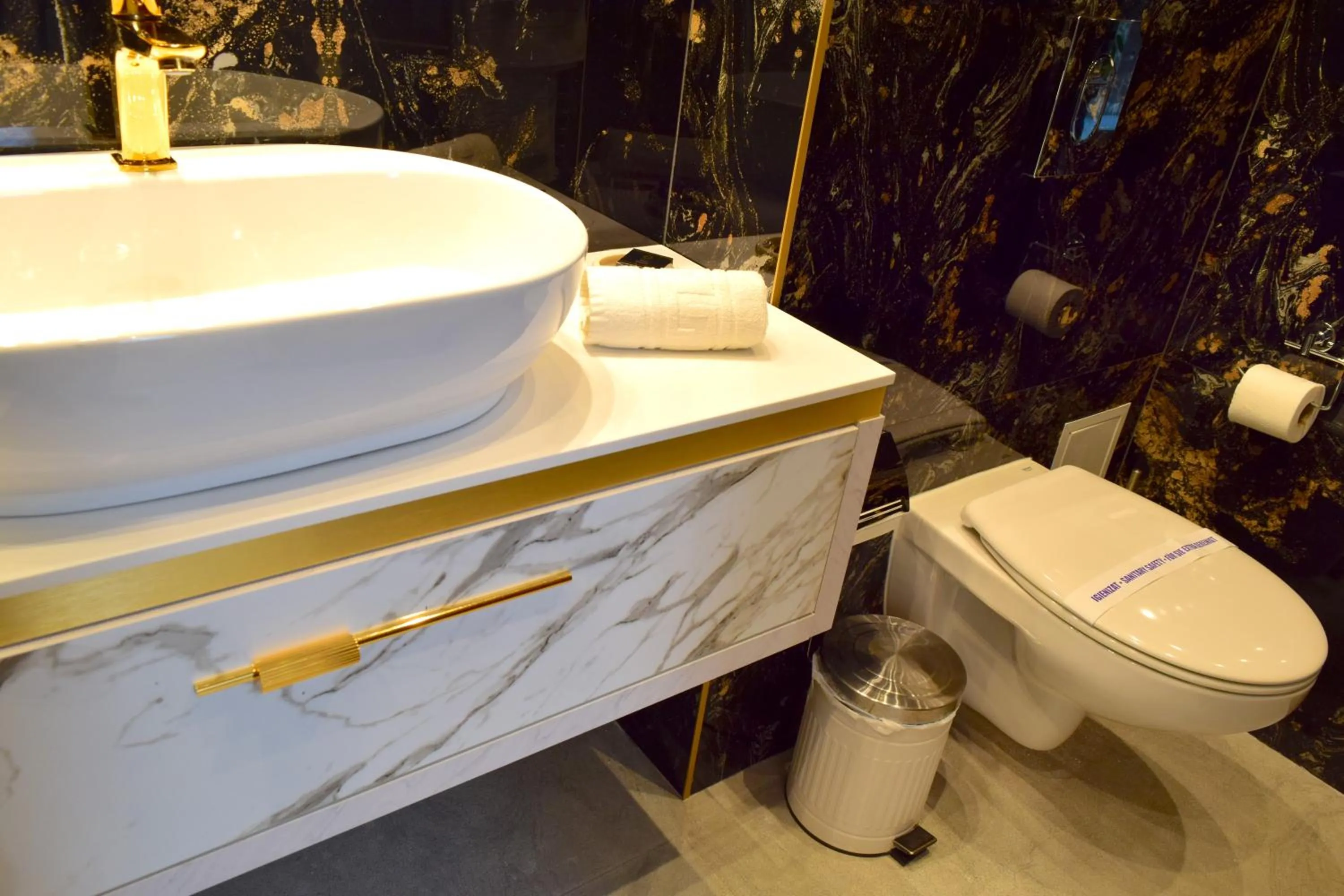 Toilet in Hotel 5 Continents