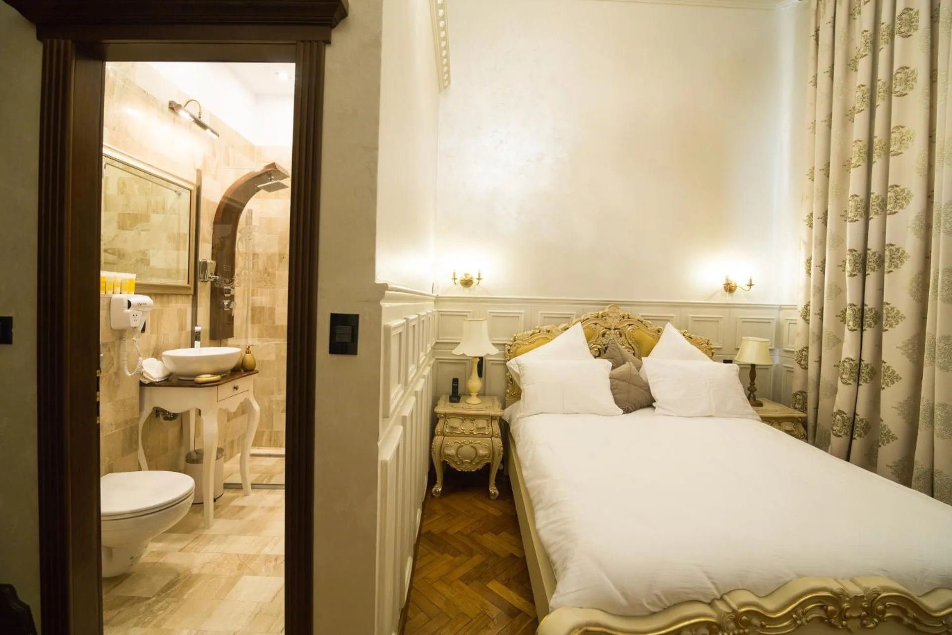 Shower, Bed in Hotel 5 Continents