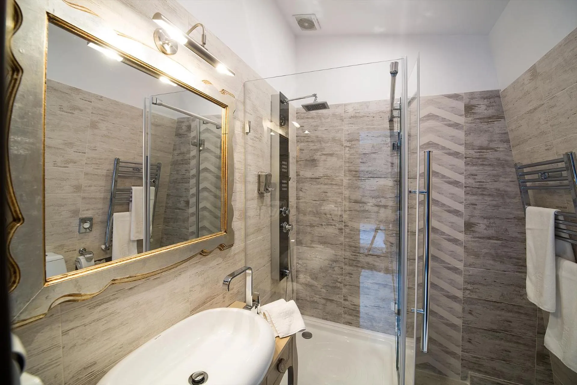 Shower in Hotel 5 Continents