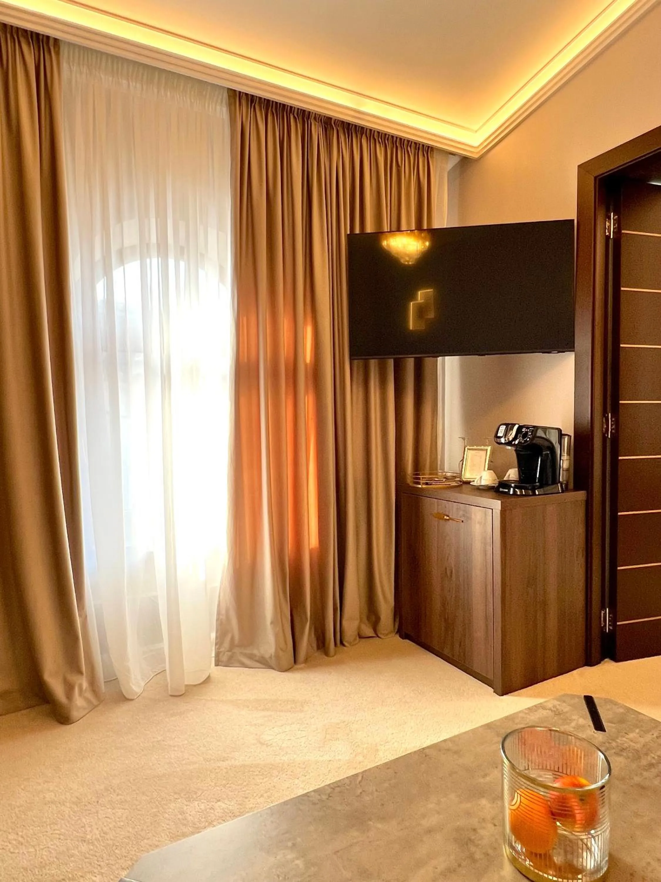 Communal lounge/ TV room in Hotel 5 Continents