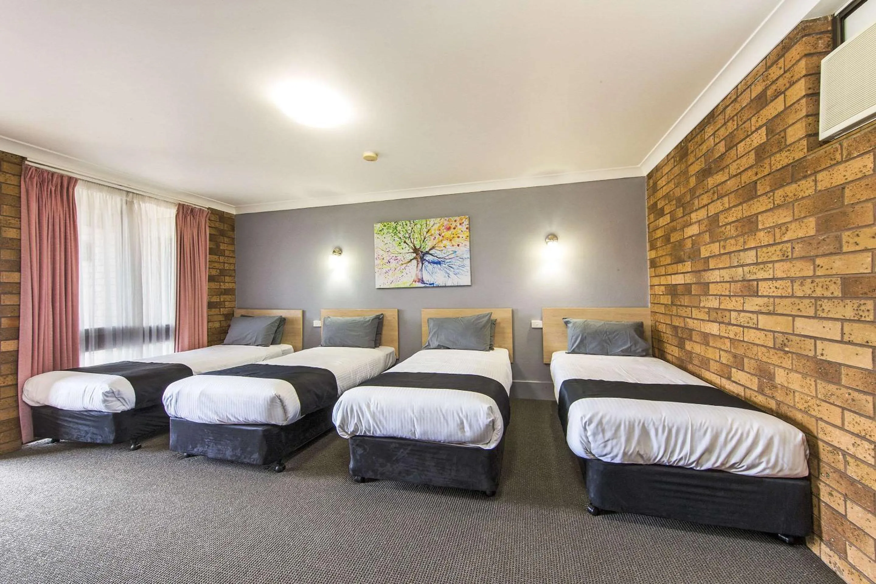 Photo of the whole room, Bed in Comfort Inn Dubbo City