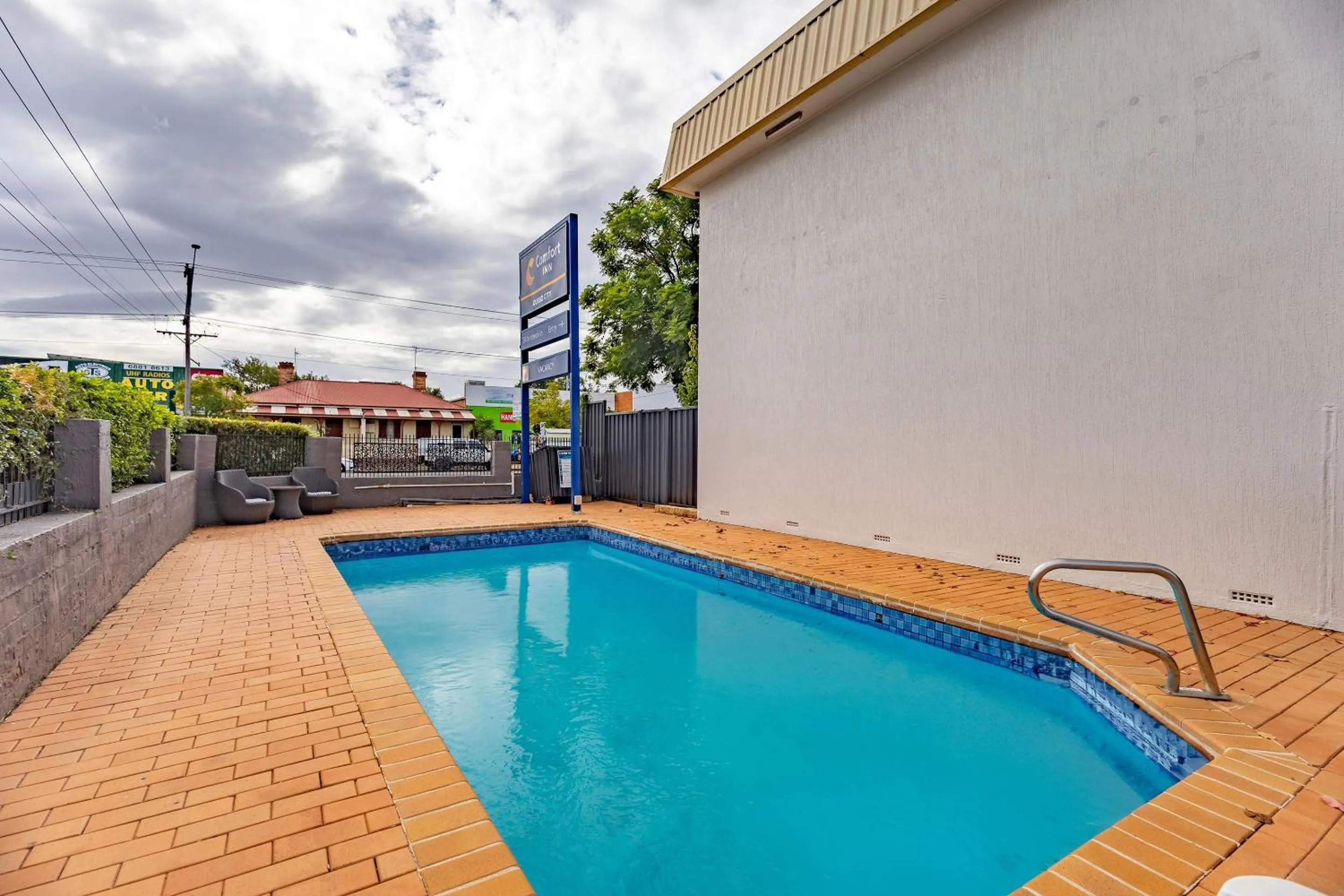 Swimming pool in Comfort Inn Dubbo City