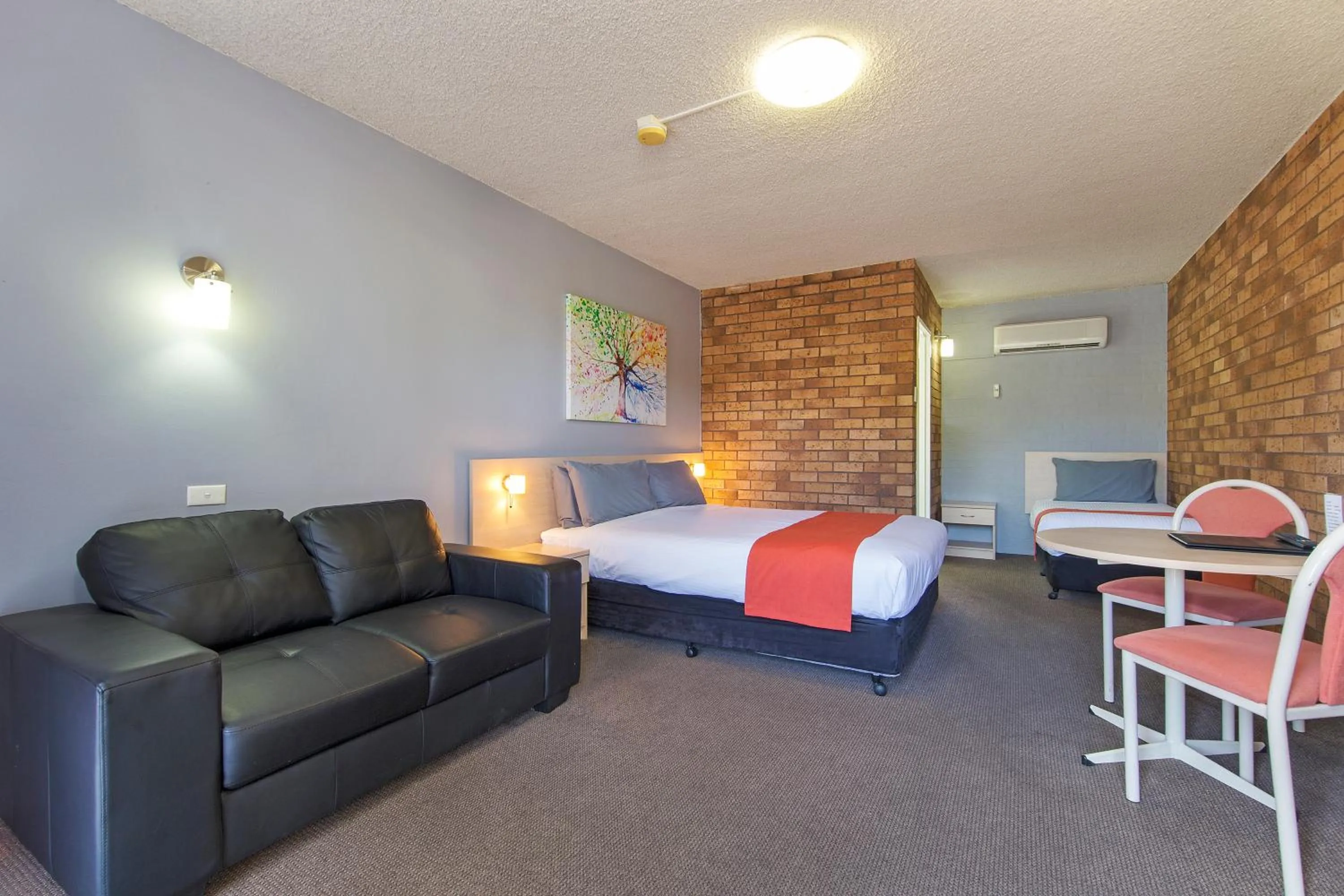 Photo of the whole room, Bed in Comfort Inn Dubbo City