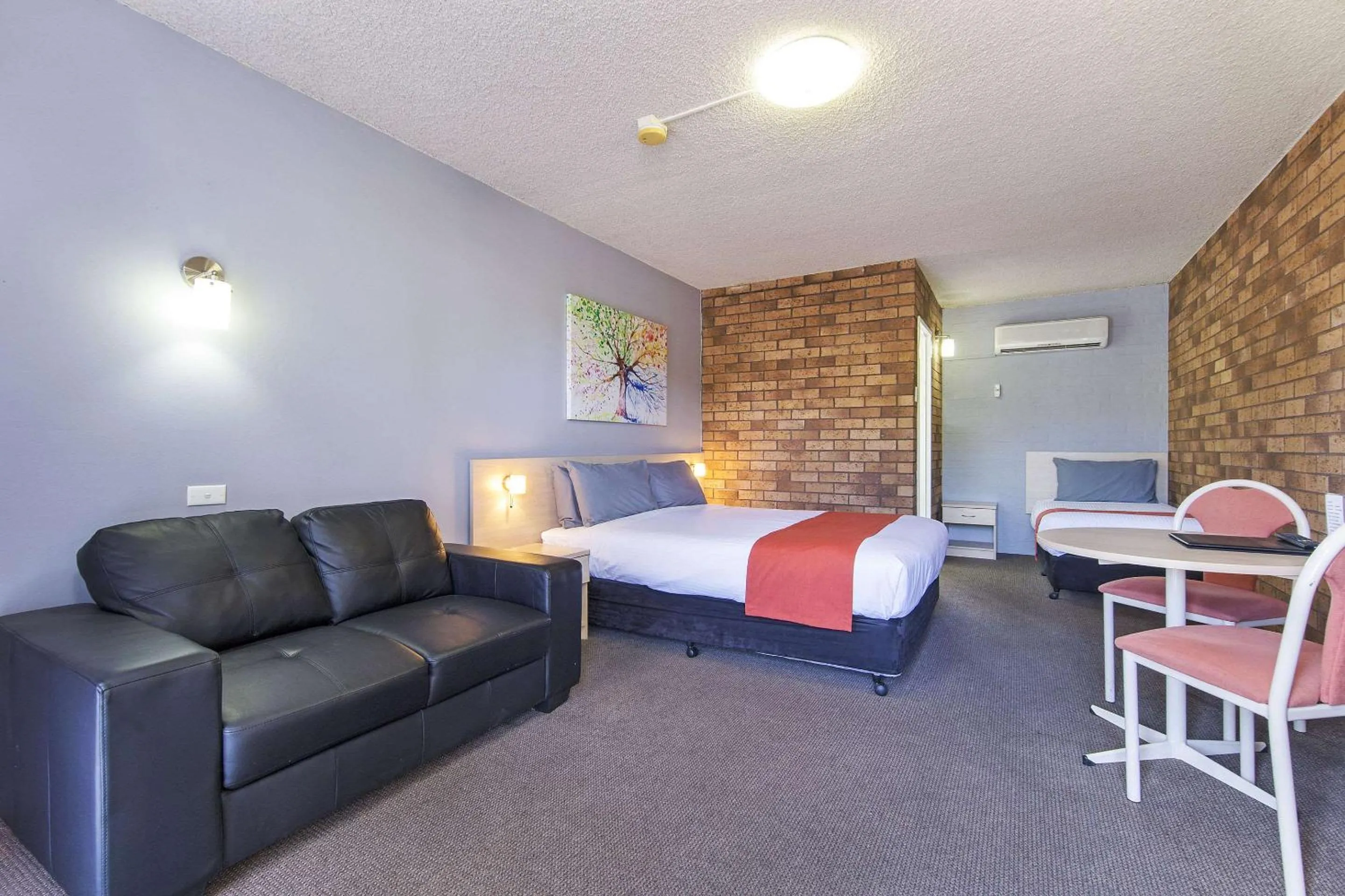 Living room, Bed in Comfort Inn Dubbo City