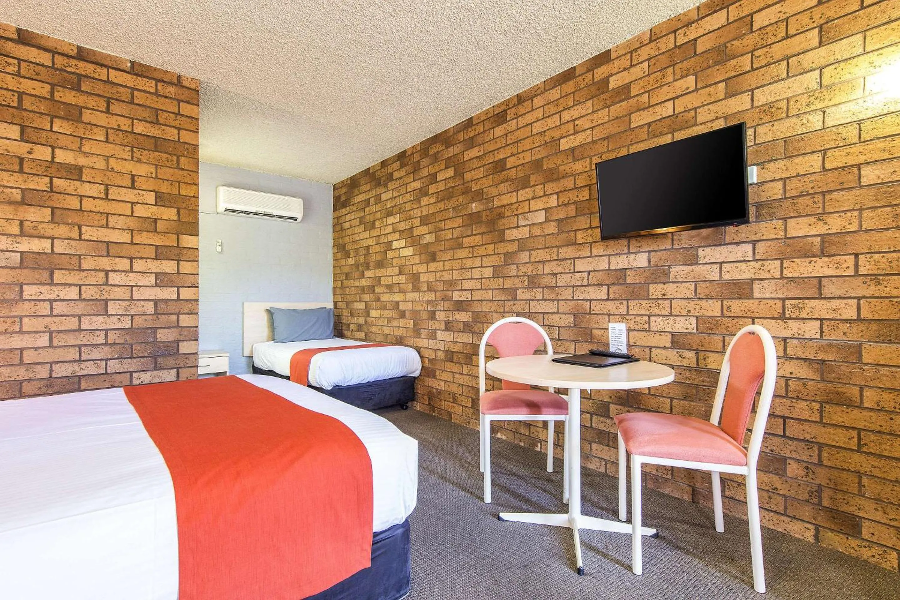 Photo of the whole room, Bed in Comfort Inn Dubbo City