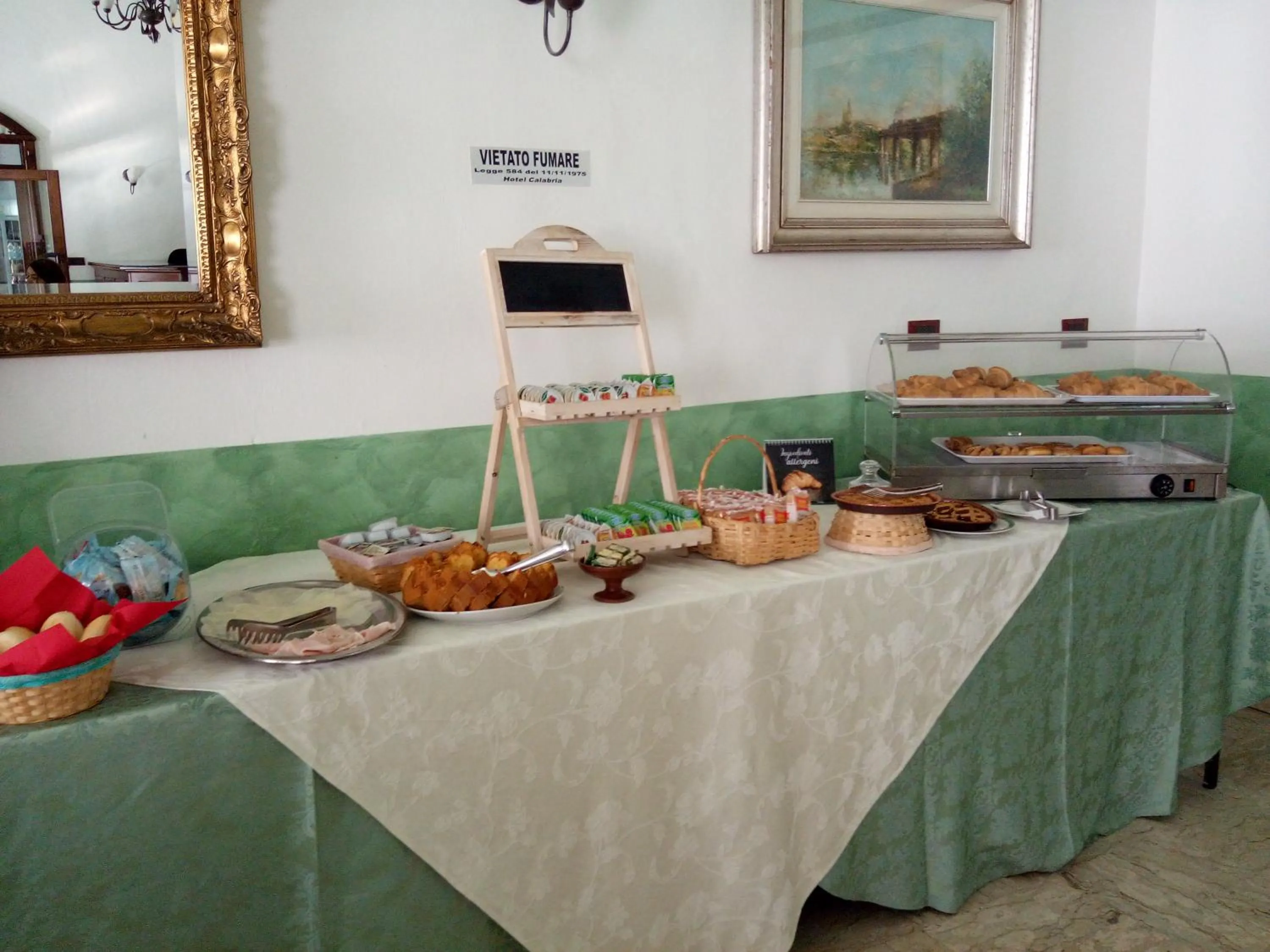 Buffet breakfast in Hotel Calabria