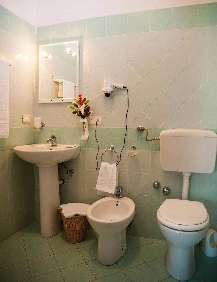 Bathroom in Hotel Calabria