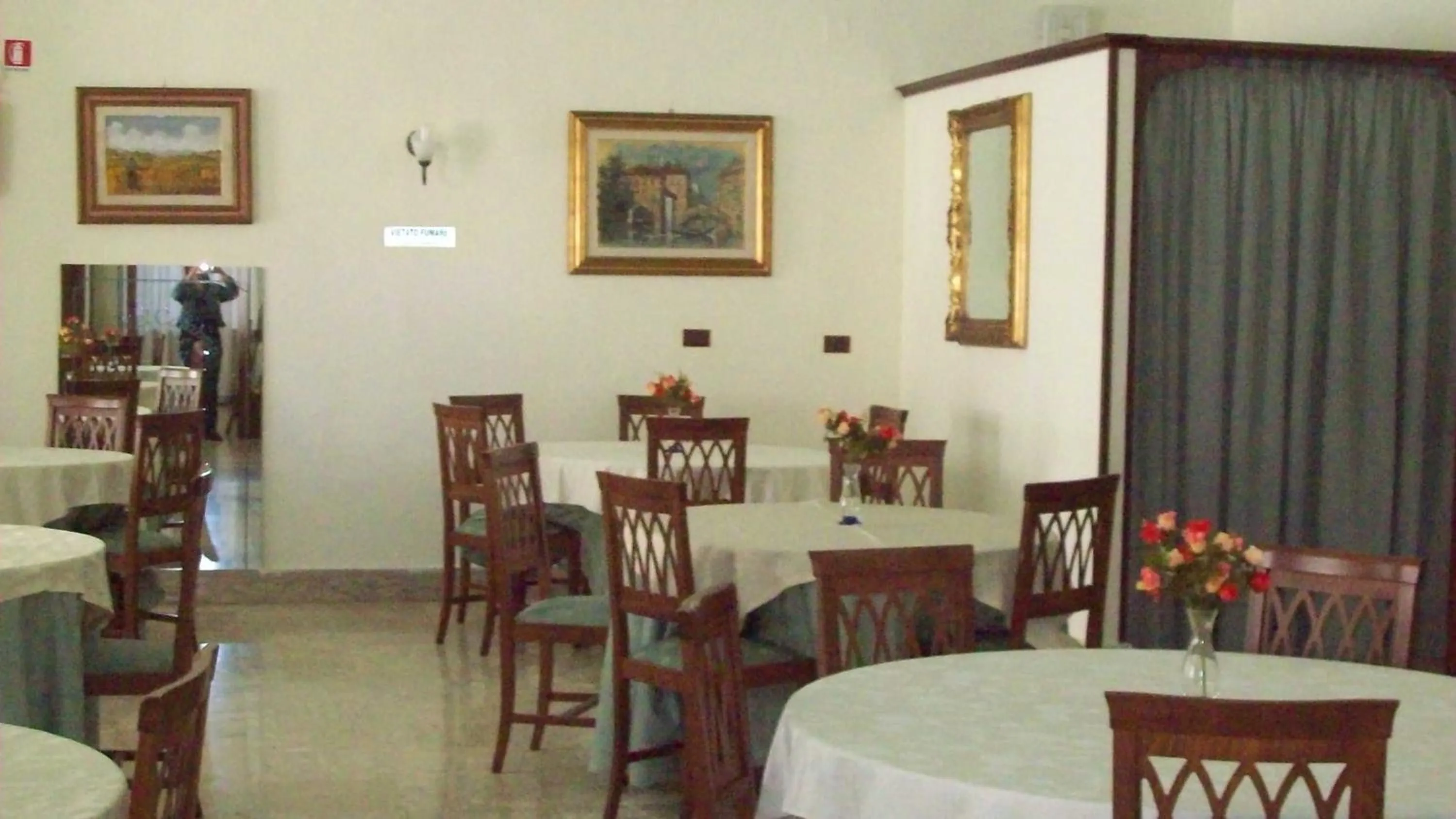Restaurant/places to eat in Hotel Calabria