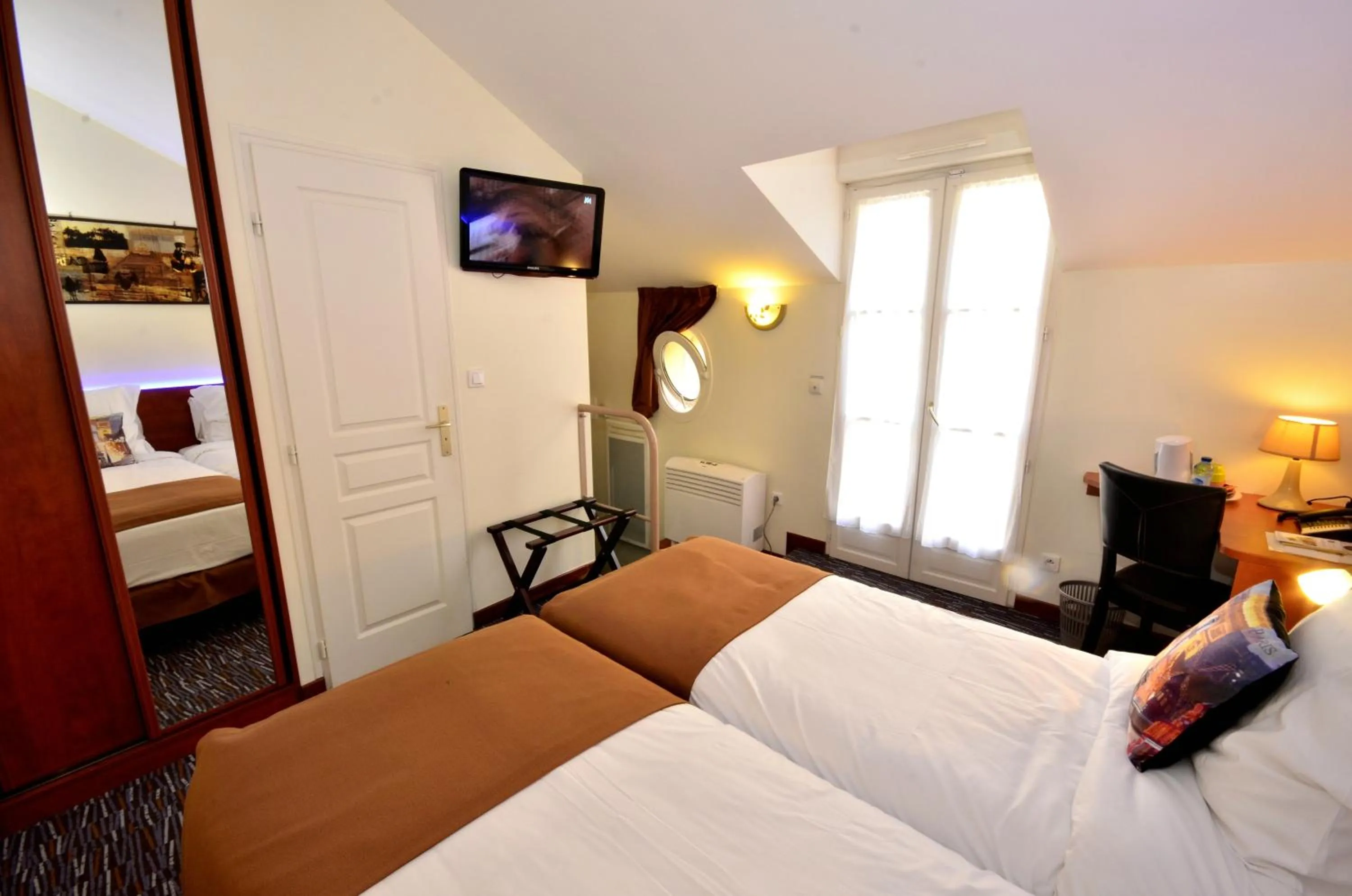 Bedroom, Bed in Hôtel du Fort