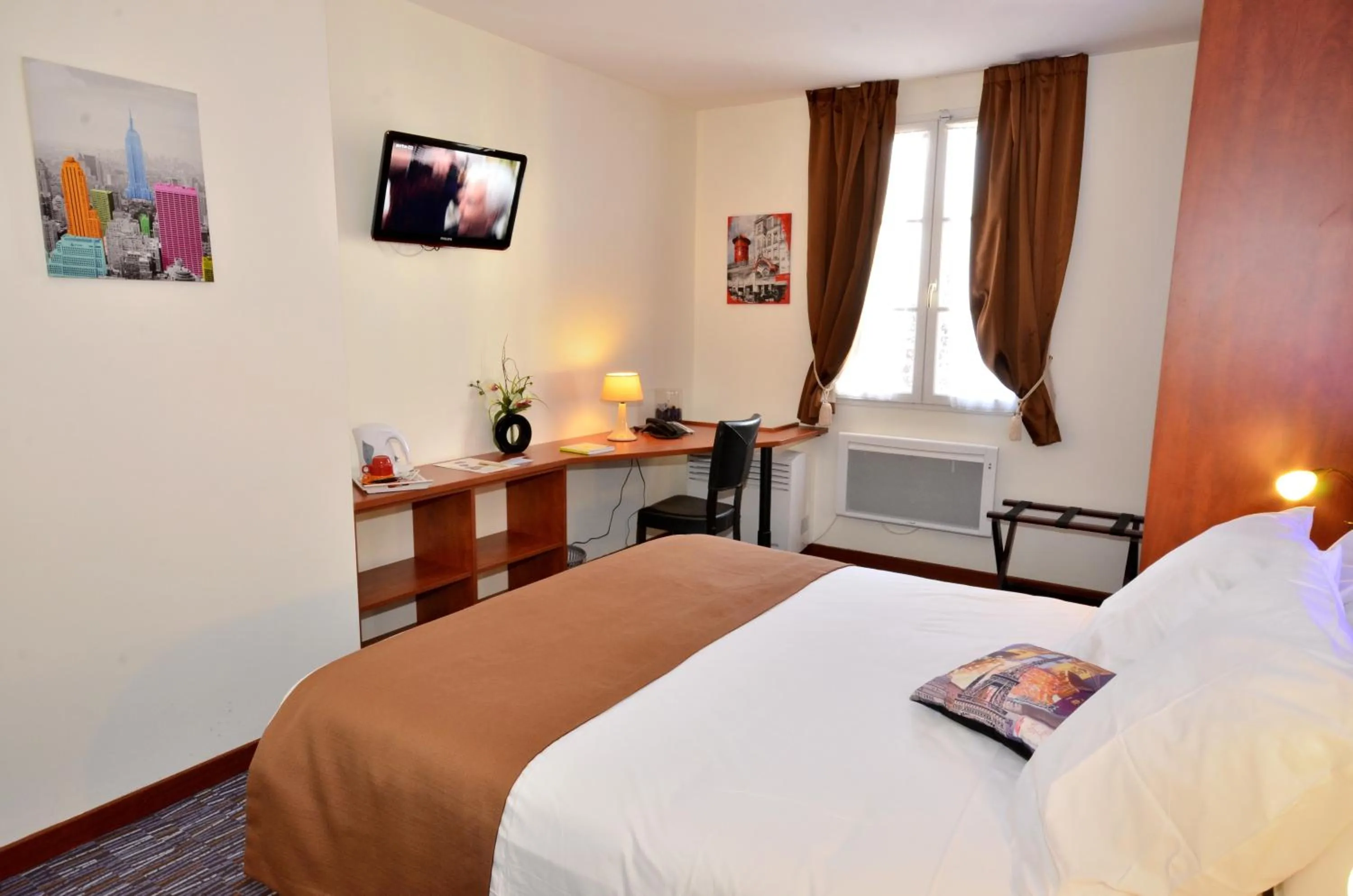 Bathroom, Bed in Hôtel du Fort