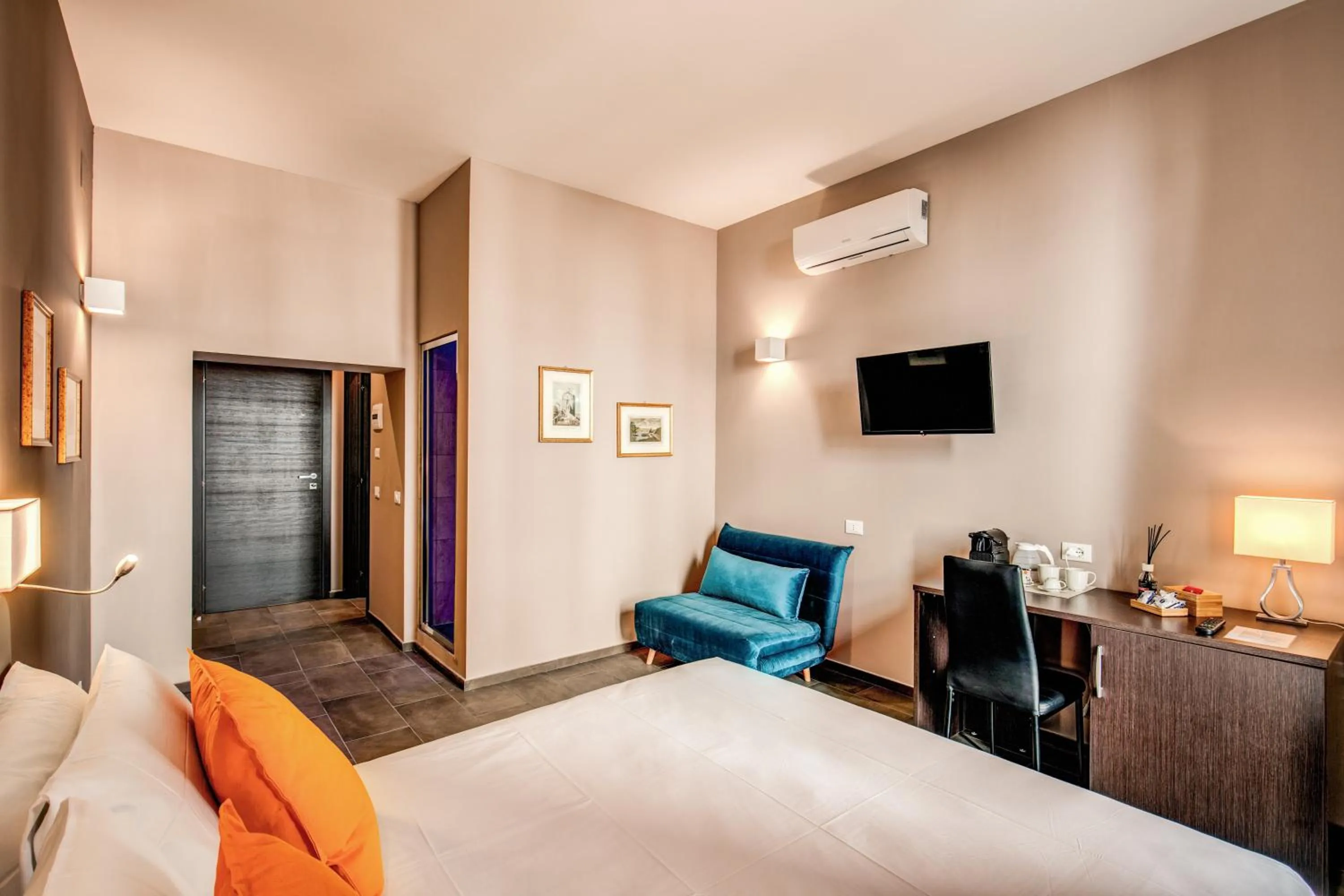 Photo of the whole room, Bed in H501 Luxury Rooms