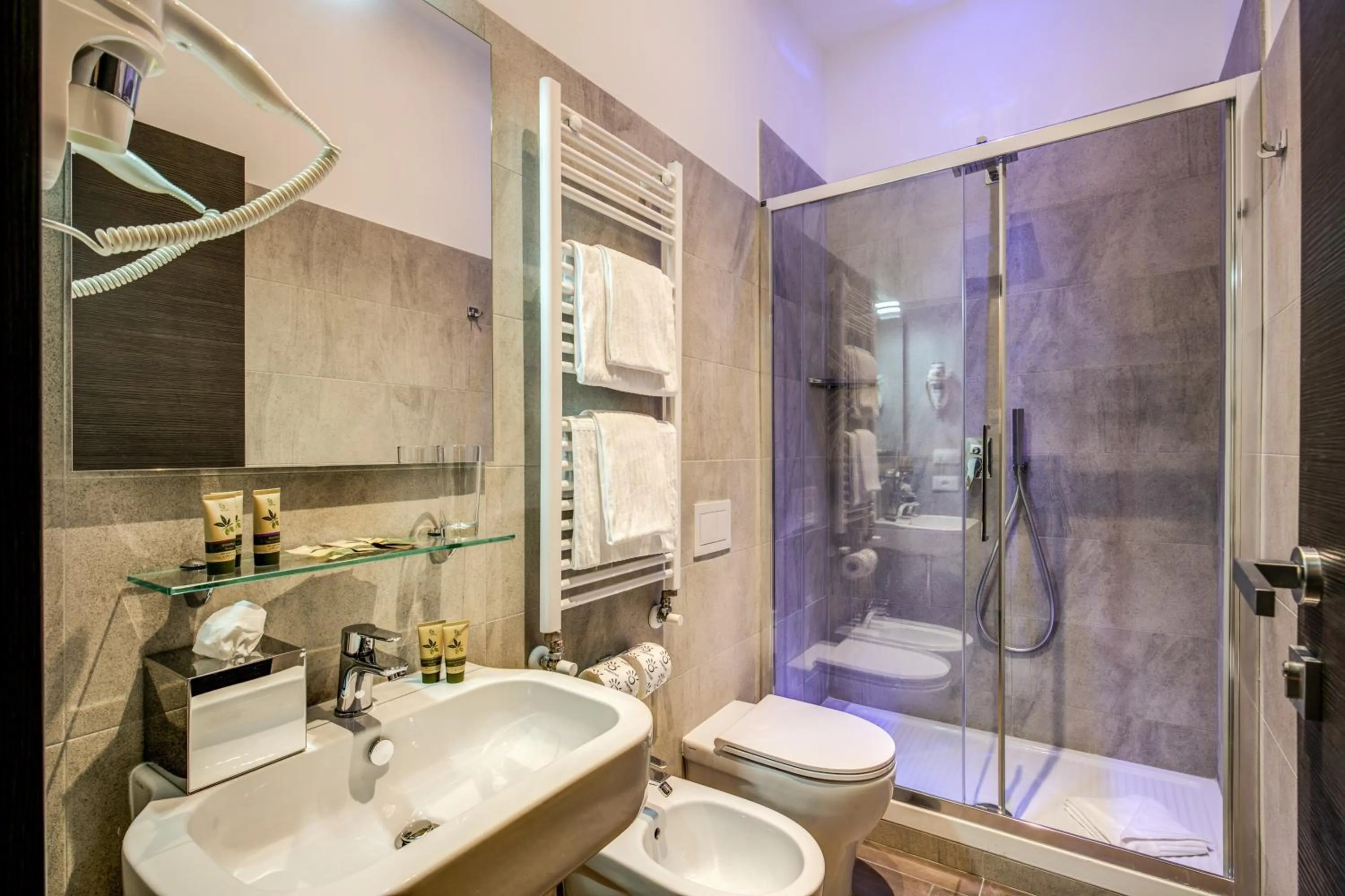 Shower in H501 Luxury Rooms