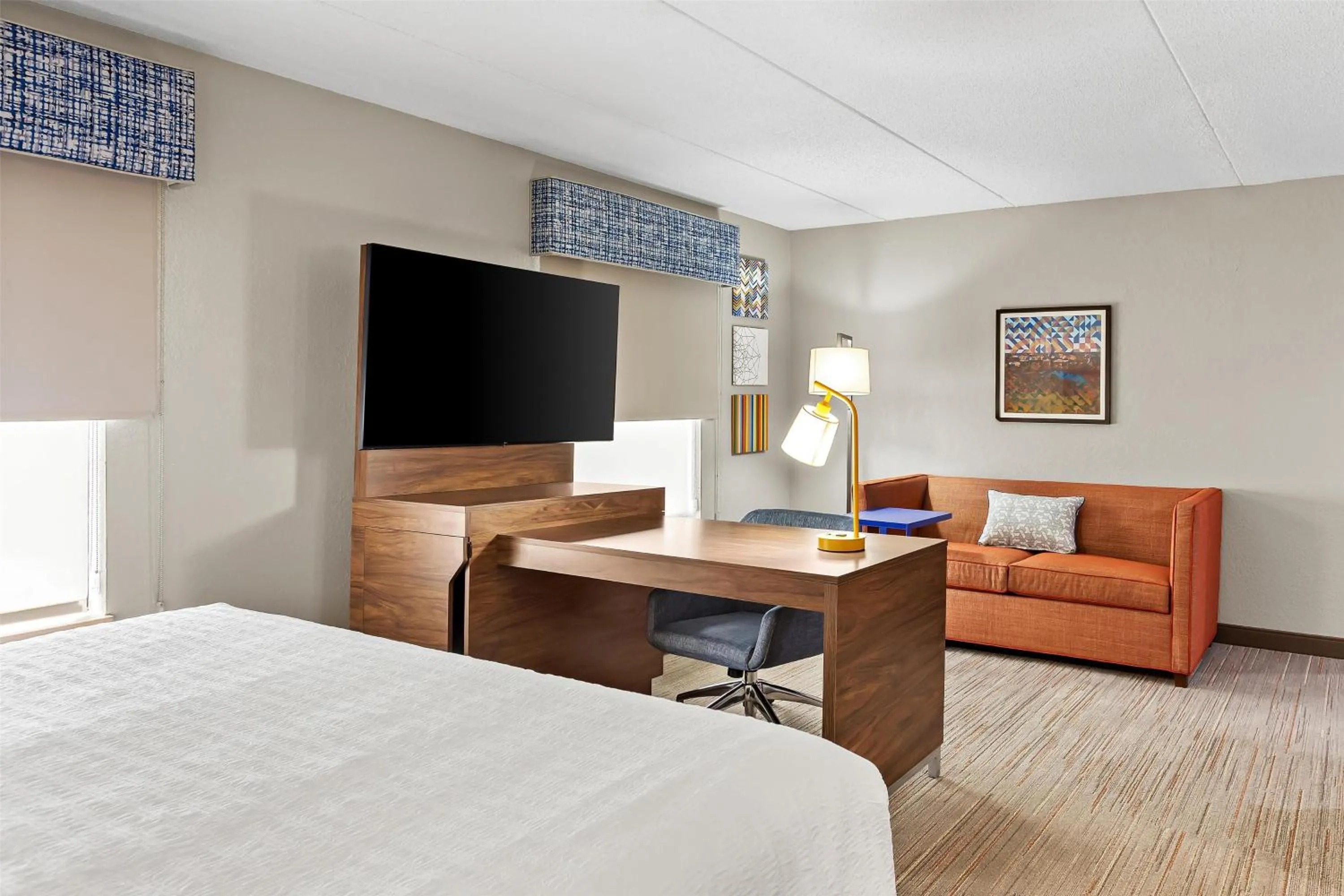 Living room, Bed in Hampton Inn & Suites Bolingbrook