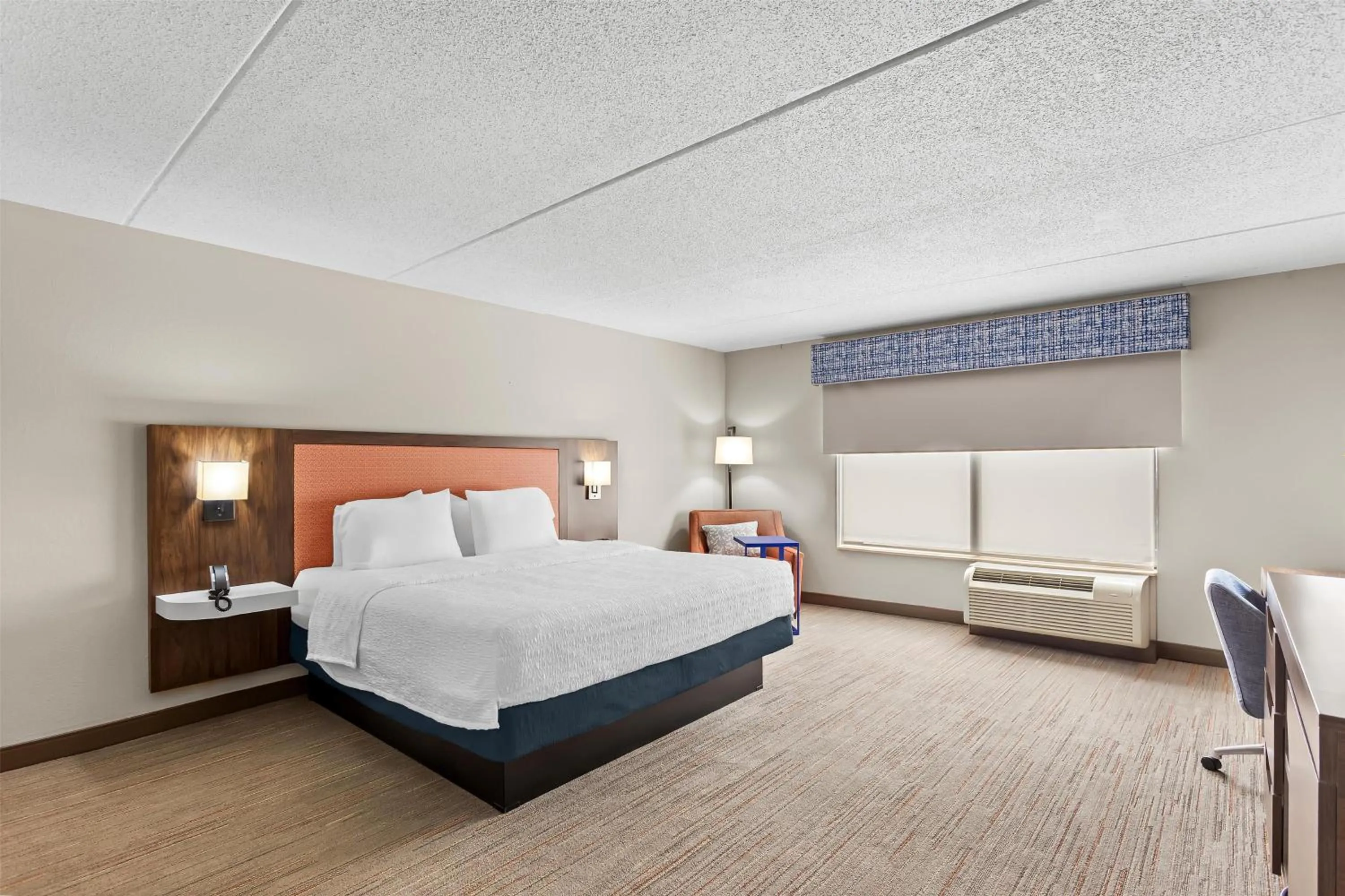 Bed in Hampton Inn & Suites Bolingbrook