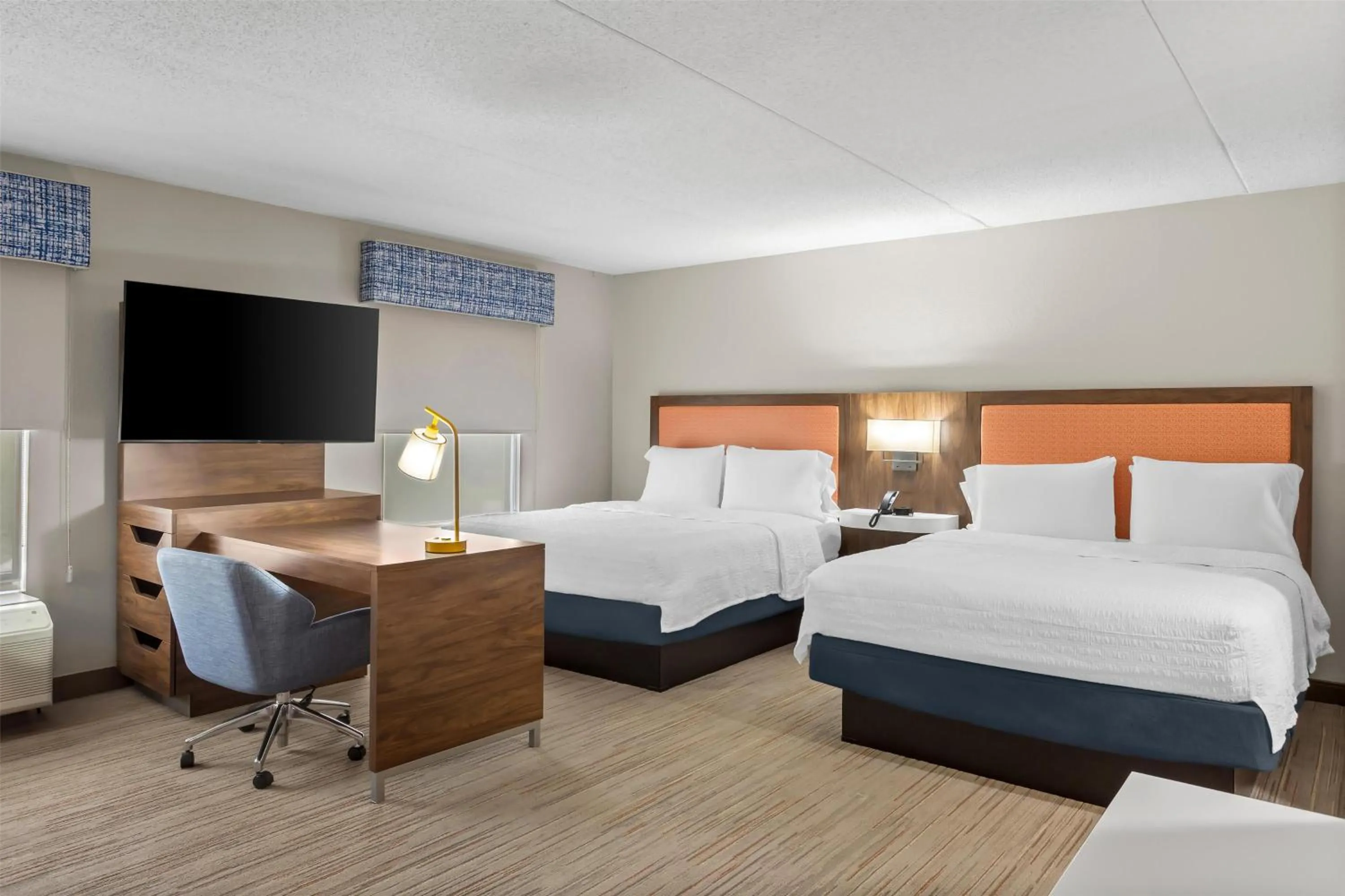 Bed in Hampton Inn & Suites Bolingbrook